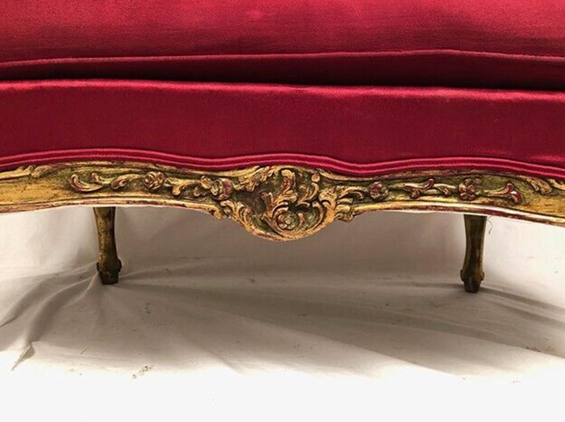 Petit canapé corbeille de style Louis XV, bois doré et double cannage For Sale 1