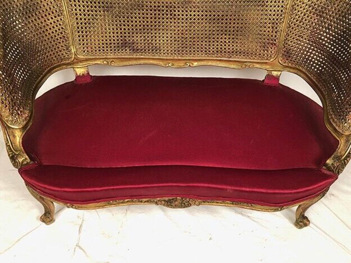 Petit canapé corbeille de style Louis XV, bois doré et double cannage For Sale 2