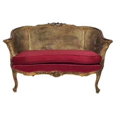 Antique Petit canapé corbeille de style Louis XV, bois doré et double cannage