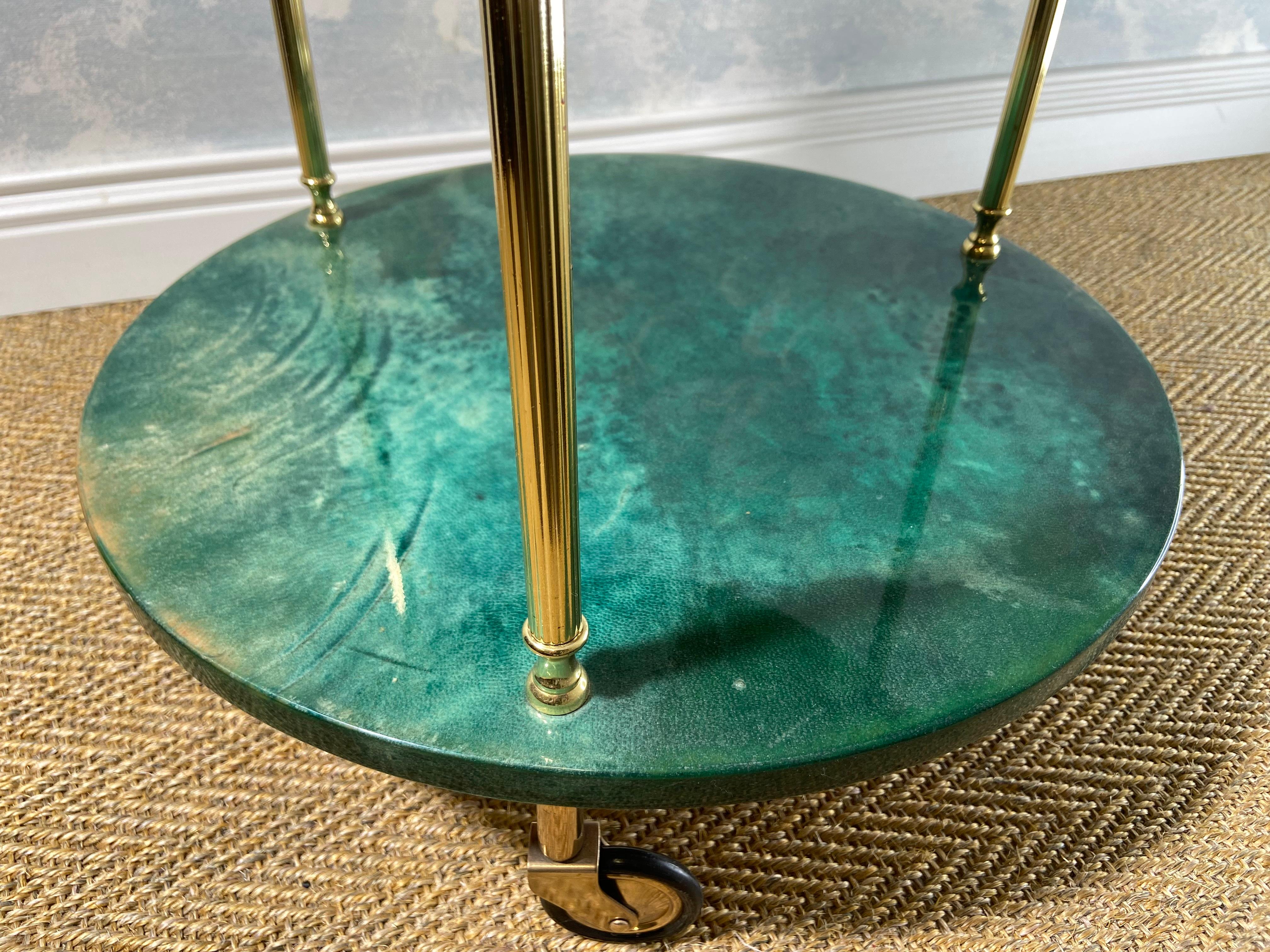 Estamos encantados de haber encontrado este pequeño carrito de bar / mesa auxiliar ALDO TURA en el codiciadísimo verde esmeralda (o 