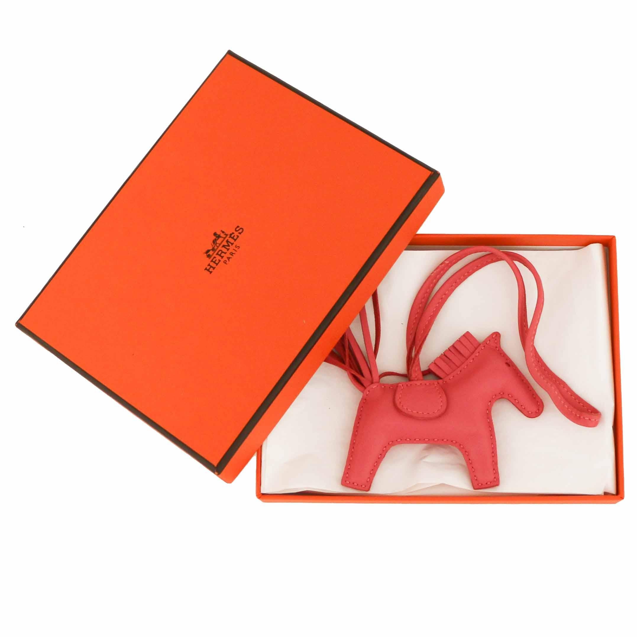 Petit H HERMES RODEO sac à breloques en cuir rose.
En très bon état.
Fabriqué en France.
Dimensions : 8 x 7cm

Livré dans sa boîte HERMES.