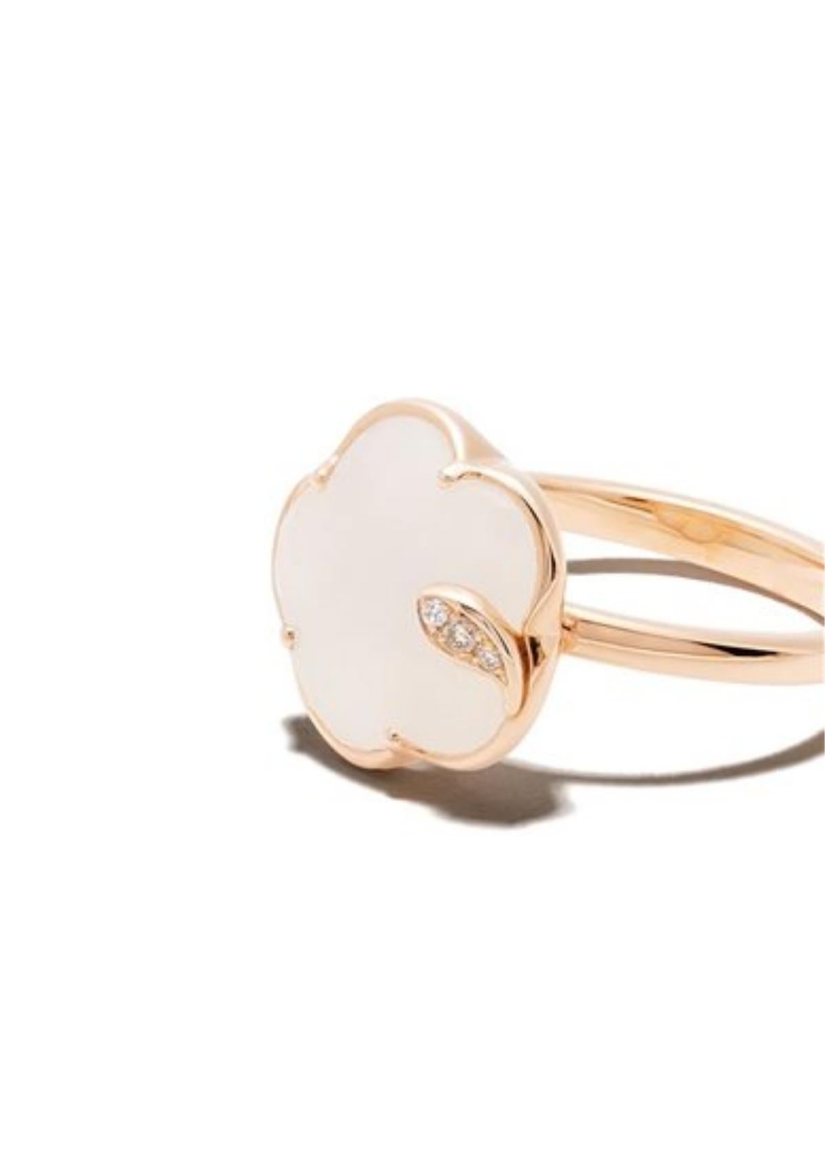 Petit Joli Ring in 18k Rose Gold with White Agate, White and Champagne Diamonds.

Petit Joli is a floral dream on your skin. The collection is designed for women always blooming in a free soul. This collection embodies the everlasting connection