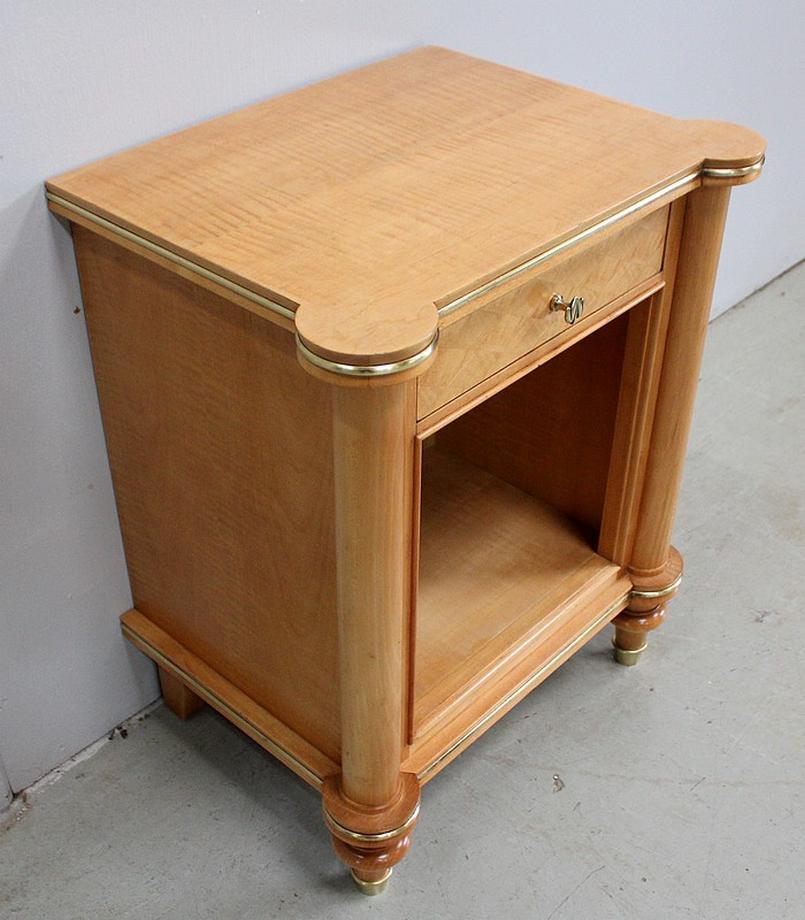 Ravissant Petit Meuble réalisé par Jules Leleu (1883-1961) célèbre Designer Français de la Période Art Déco. Este decorador y ebanista de lujo combina Elegancia y Lujo en un estilo purista.
Este Móvil de Calidad en Sicomoro con Líneas Reforzadas