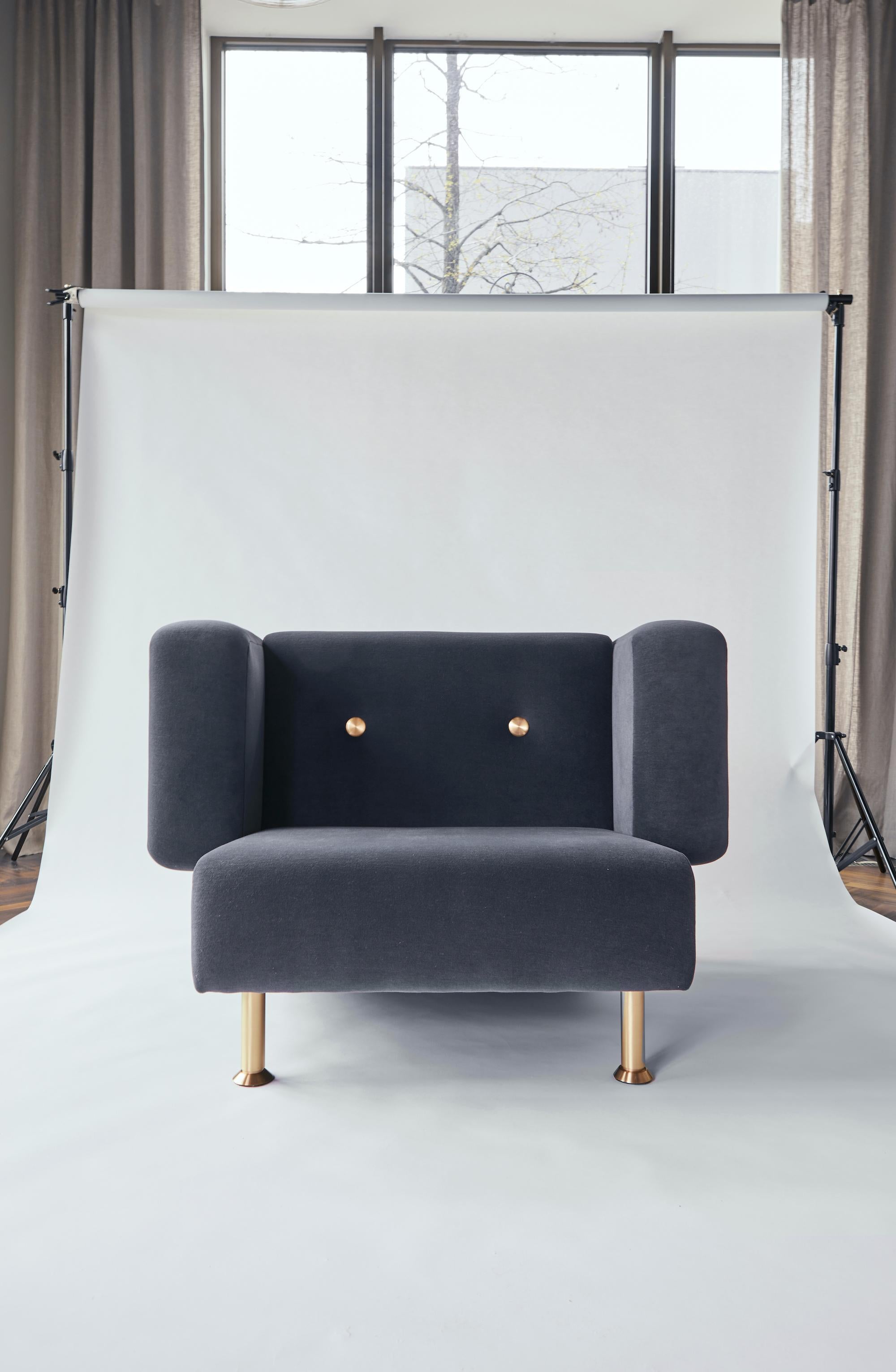 Poltrona Pétit Nounours di Studio Awe Gaertner
Dimensioni: P 94 x L 136 x H 91 cm.
Materiali: Ottone e tessuto Kvadrat Gentle 2 (n.183 o n.193) (60% lana vergine, 20% poliestere e 20% nylon).

Immagina una poltrona che sia come una casa. Questo è