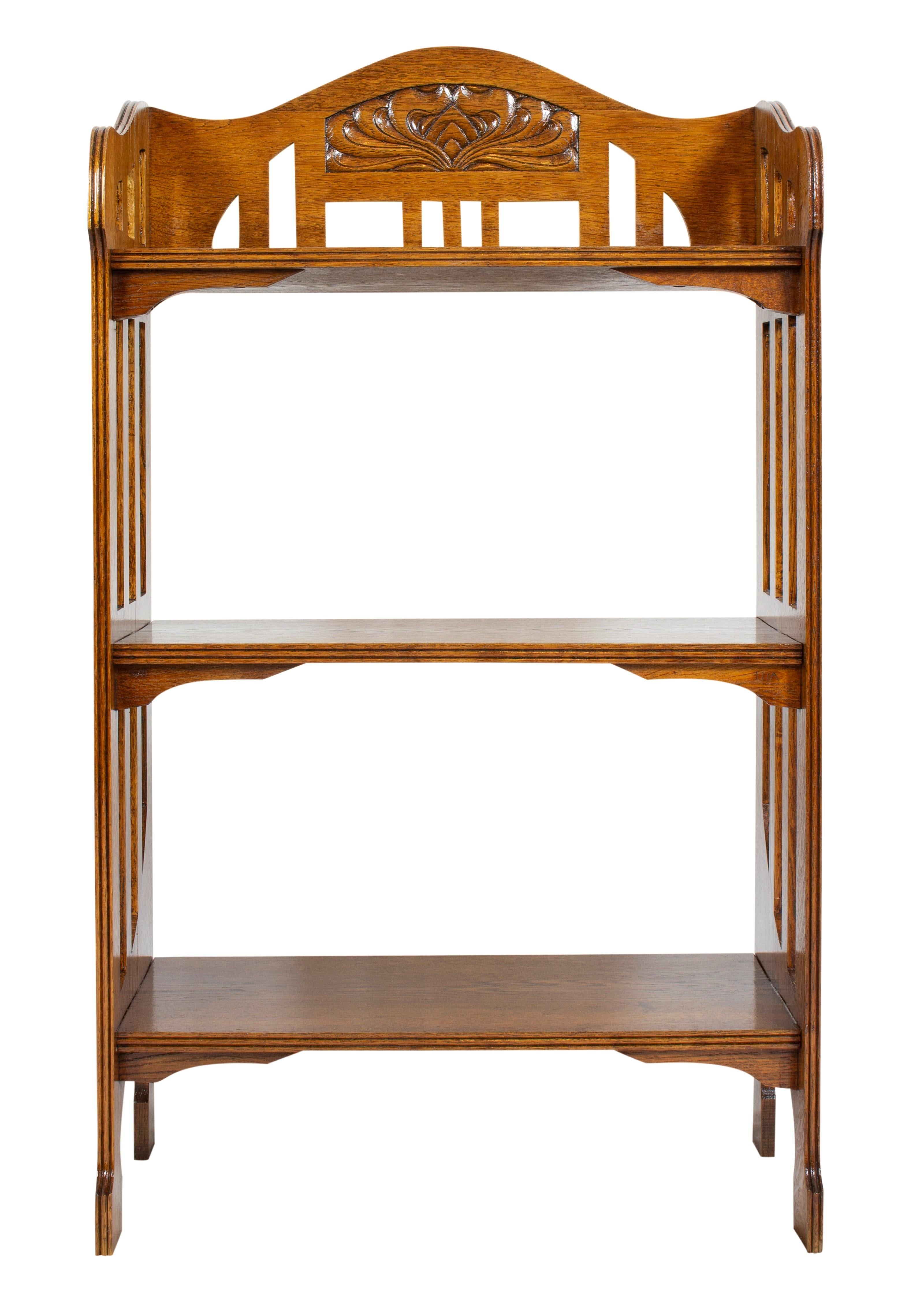 The small shelf dates from the Art Nouveau period and was made of oakwood. The shelf is in a good restored condition.