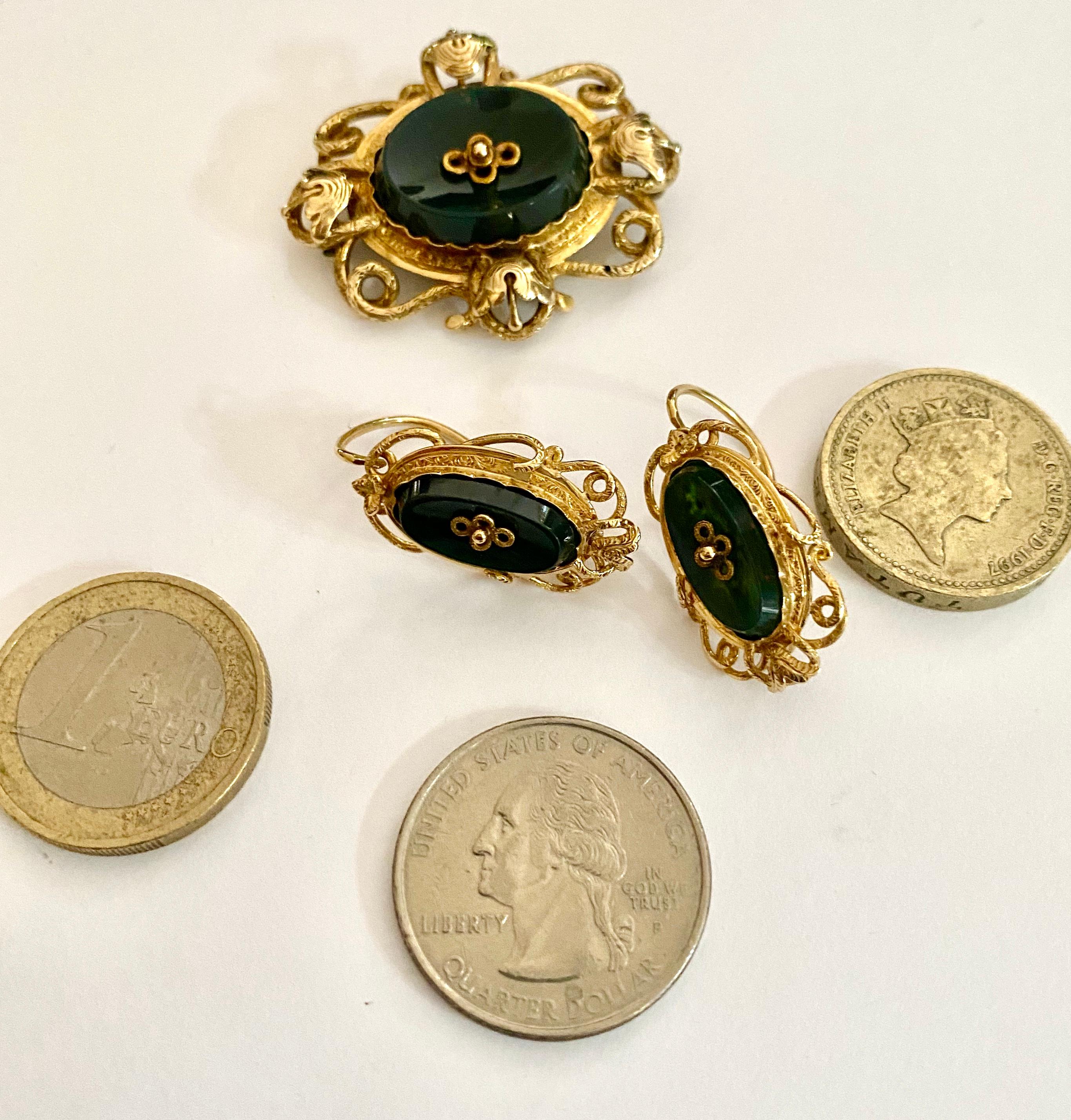 Petit Parure, 18 Karat Yellow Gold Boche and Earrings, Brussels  1850 For Sale 5