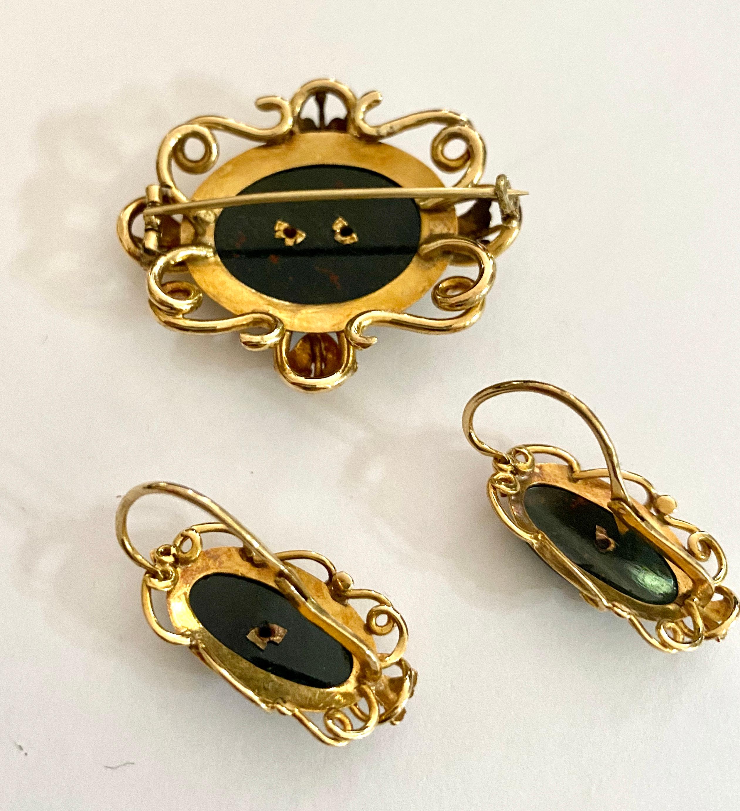Petit Parure, 18 Karat Yellow Gold Boche and Earrings, Brussels  1850 In Good Condition For Sale In Heerlen, NL