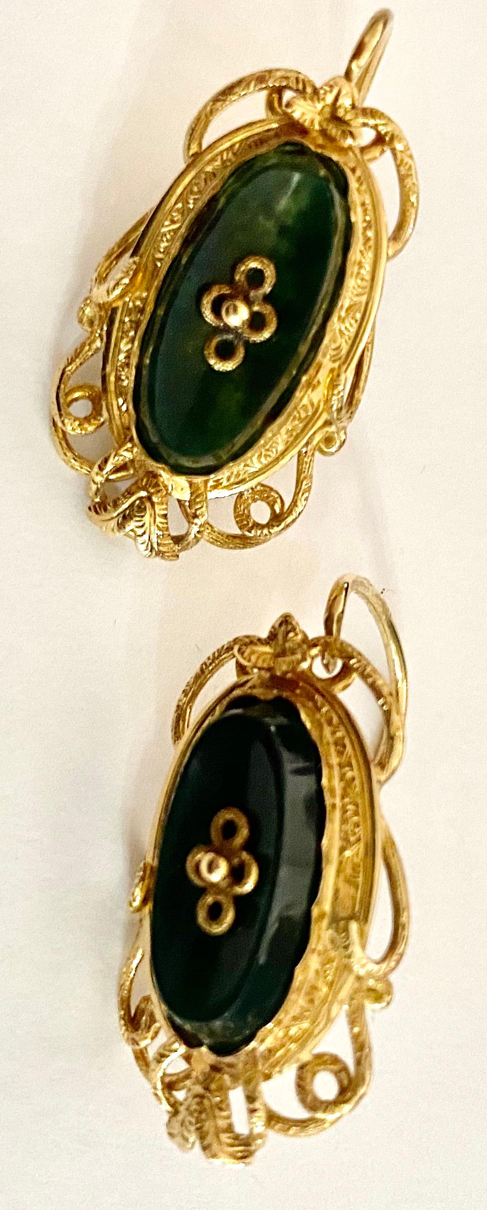 Petit Parure, 18 Karat Yellow Gold Boche and Earrings, Brussels  1850 For Sale 2