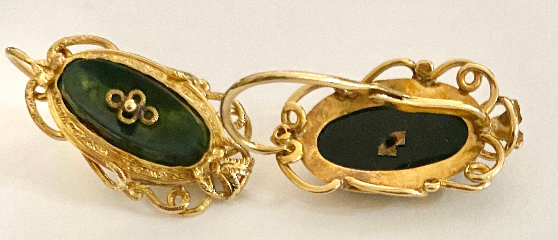 Petit Parure, 18 Karat Yellow Gold Boche and Earrings, Brussels  1850 For Sale 3