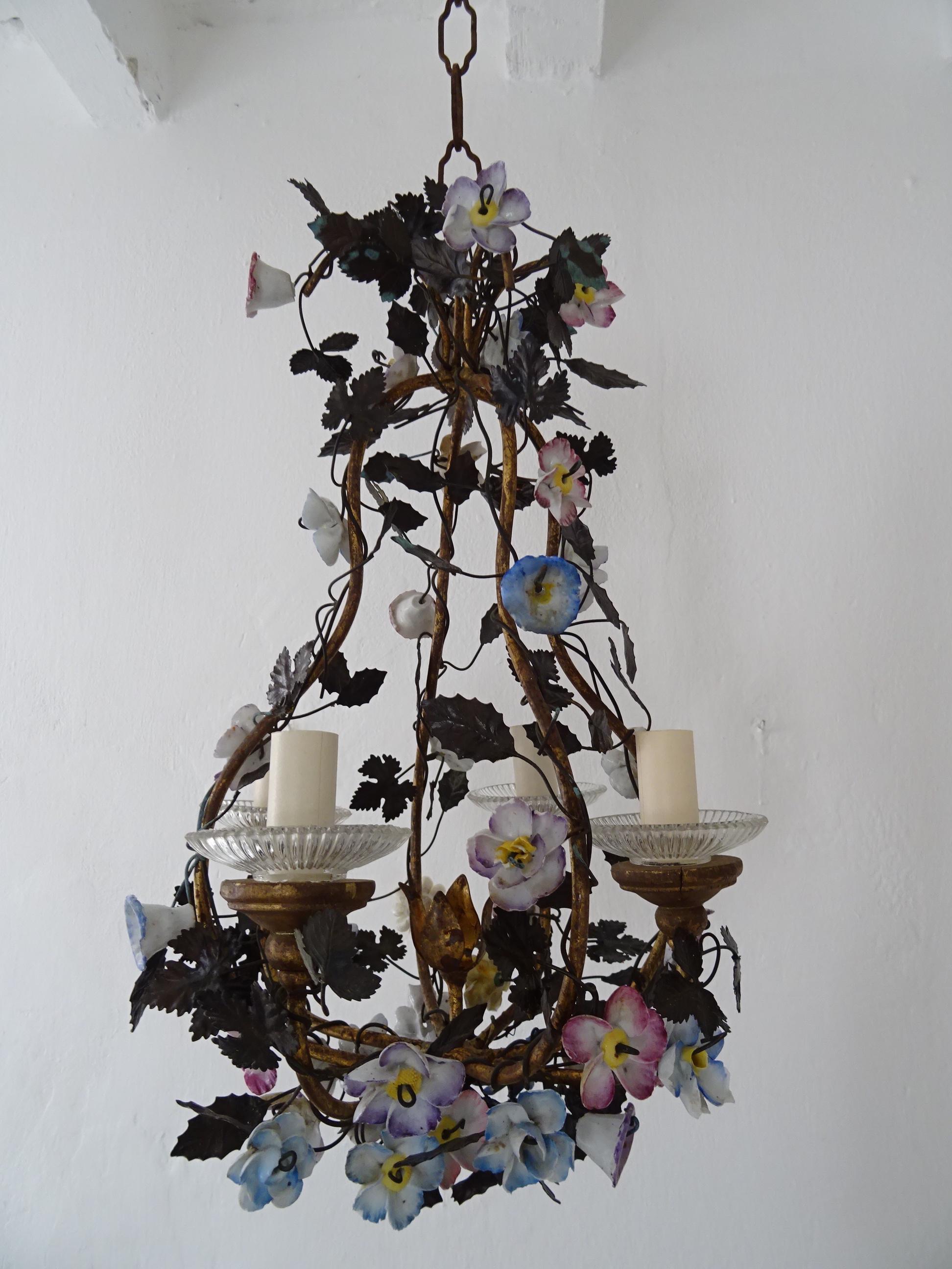 Petit Rare French Tole Gilt Wood Porcelain Flowers Chandelier, circa 1900 In Good Condition For Sale In Firenze, Toscana