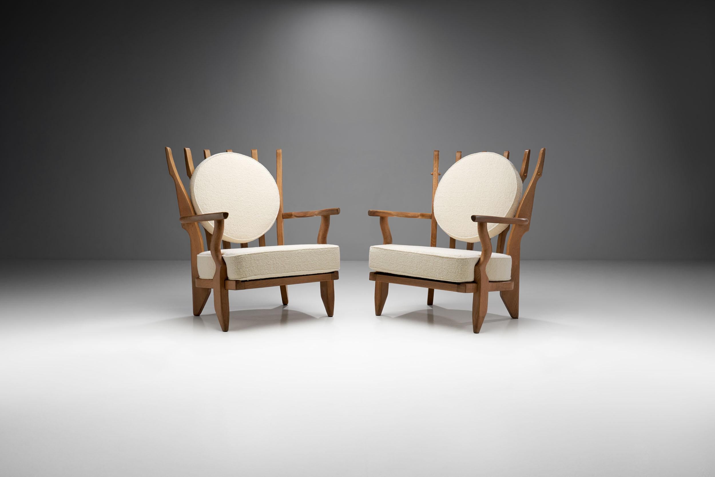These oak “Petit Repos” chairs deserve their title of iconic. Both in terms of quality and design, this model represents why Votre Maison, the French duo’s company, influenced French design history.

These chairs are known in French as “Caqueteuse”