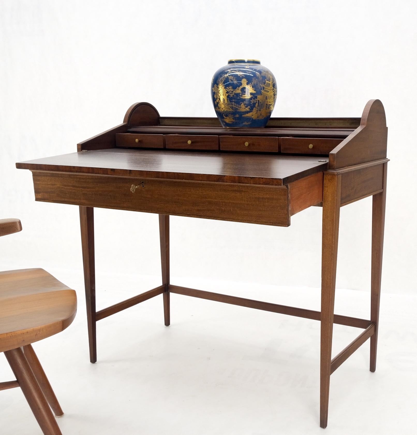 Début de l'ère Mid Century Modern Petit Roll Top Mahogany Mechanical Desk Writing Table Tapered Legs Mid Century MINT !