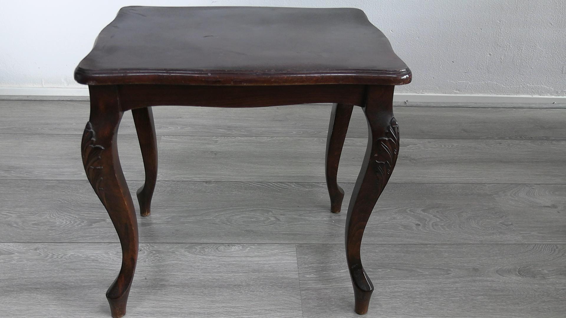 tavolino petit.

Forma quadrata.

Bei piedi curvi con elementi intagliati.