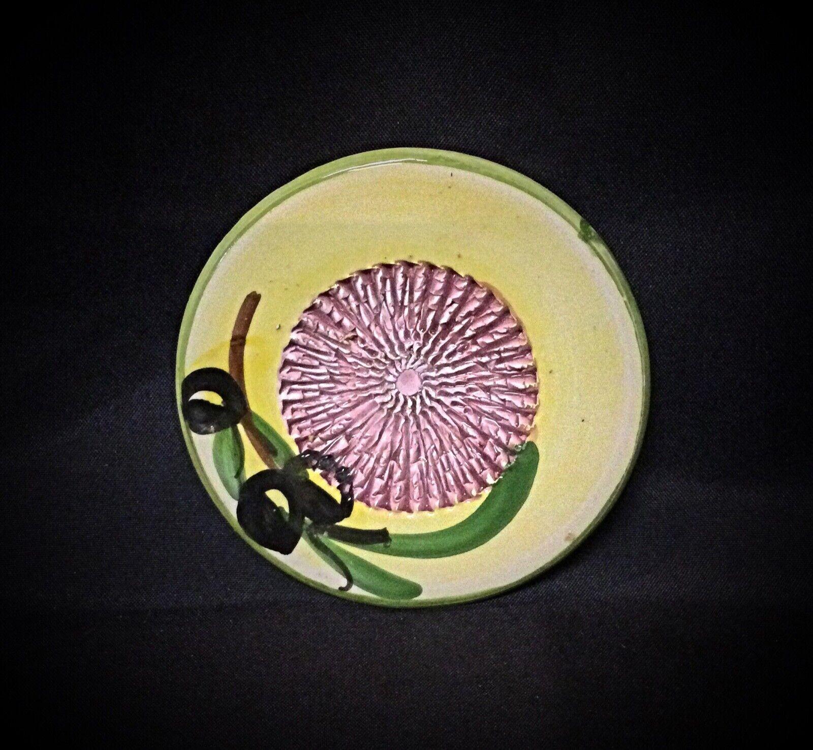 Ajoutez une touche de charme à votre espace avec ce petit vide-poche présentant un ravissant décor d'olives. Parfaite pour contenir de petits objets tels que des clés, des bijoux ou des pièces de monnaie, cette pièce en céramique allie