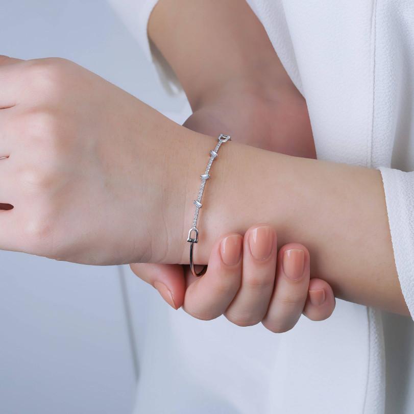 Dettagli del prodotto :

- Su ordinazione

- Oro Kt: 14kt (18kt disponibile)

- Colori dell'oro disponibili: Oro rosa, Oro giallo, Oro bianco

-Diamante naturale da 0,60 carati

- Colore-Clarità del diamante: Colore F-G, purezza VS/SI

- Viene