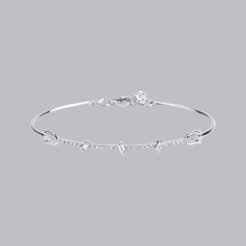 Moderno Bracciale con diamanti a baguette asimmetrici da 0,60 cm in vendita