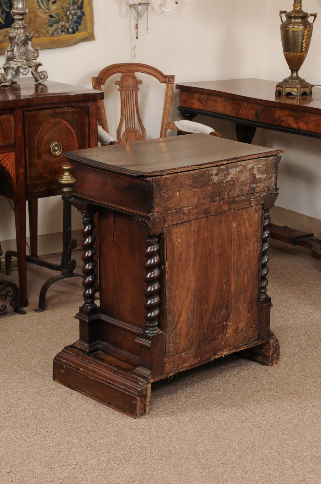 Petite 18th Century Italian Walnut Commode with 4 Drawers & Barley Twist Detail For Sale 5