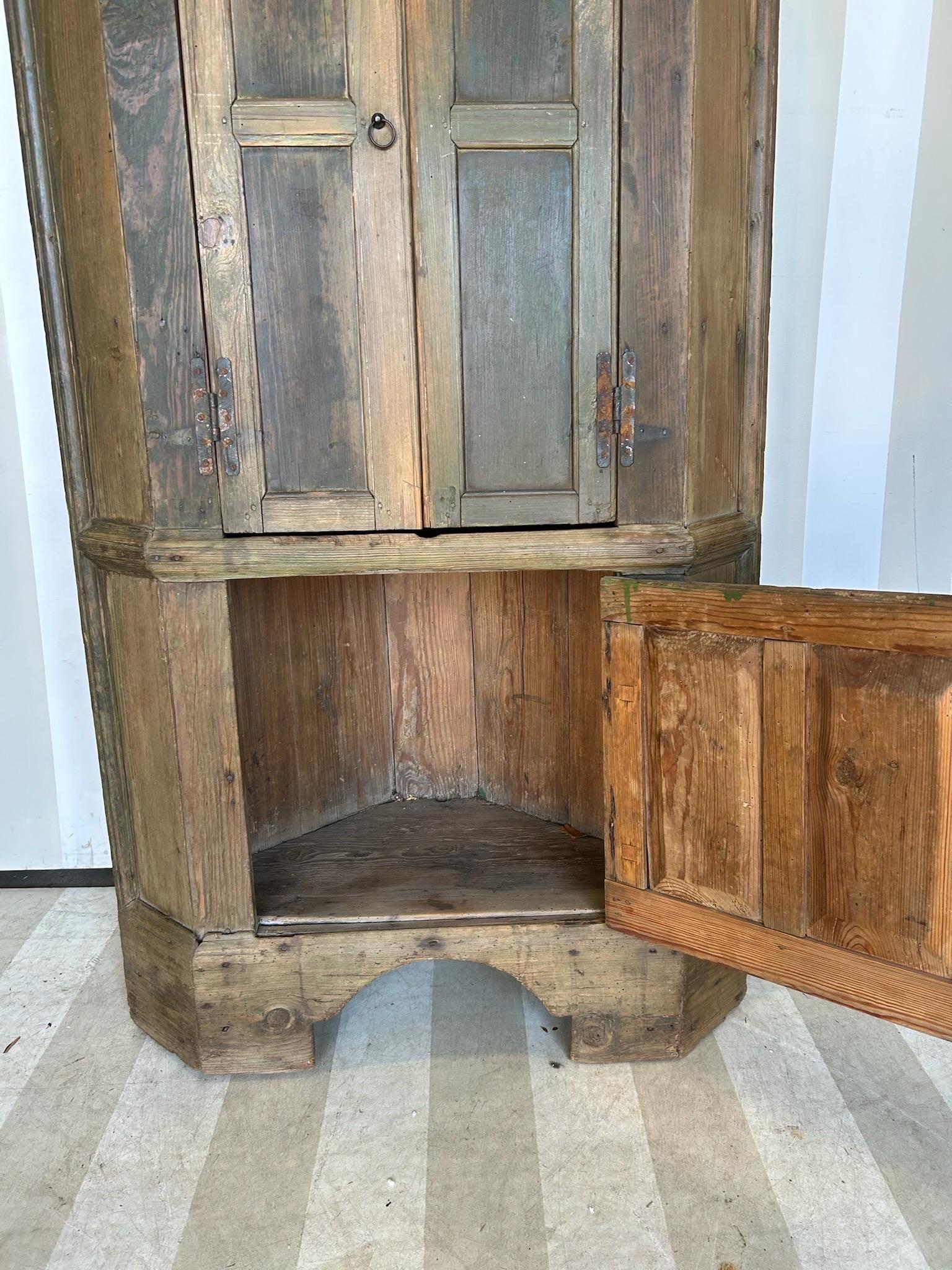 Kleiner Eckschrank aus dem 18. Jahrhundert in grüner Originalfarbe (amerikanisch) im Angebot