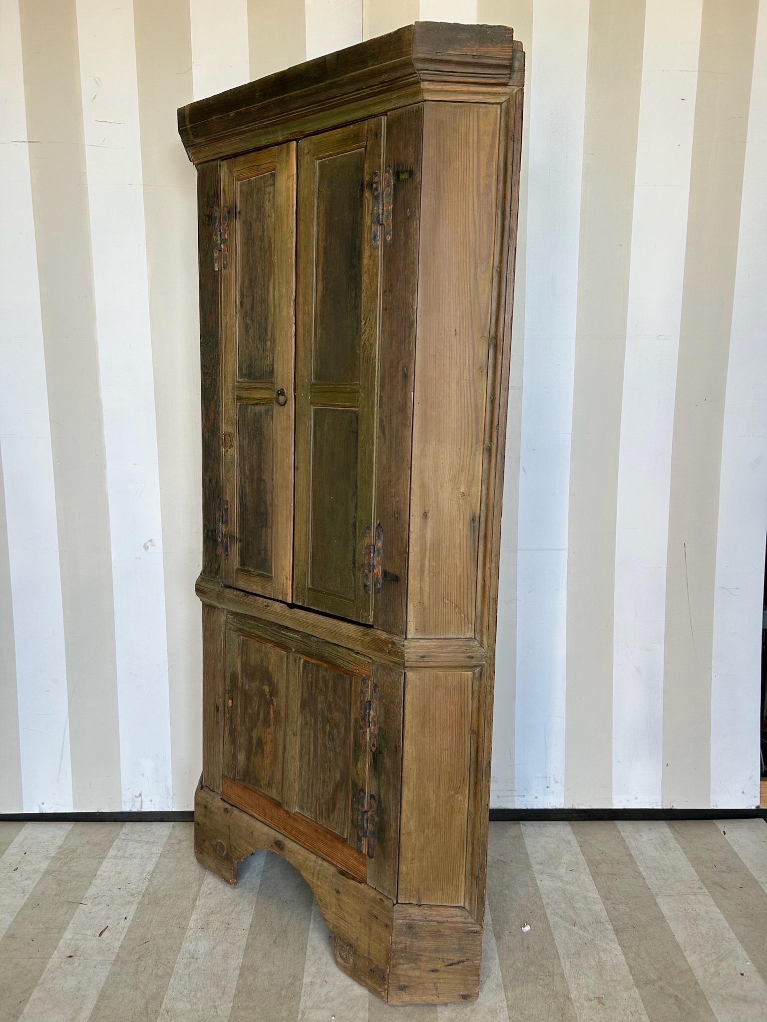 Kleiner Eckschrank aus dem 18. Jahrhundert in grüner Originalfarbe im Zustand „Gut“ im Angebot in Richmond, VA