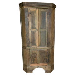 Kleiner Eckschrank aus dem 18. Jahrhundert in grüner Originalfarbe