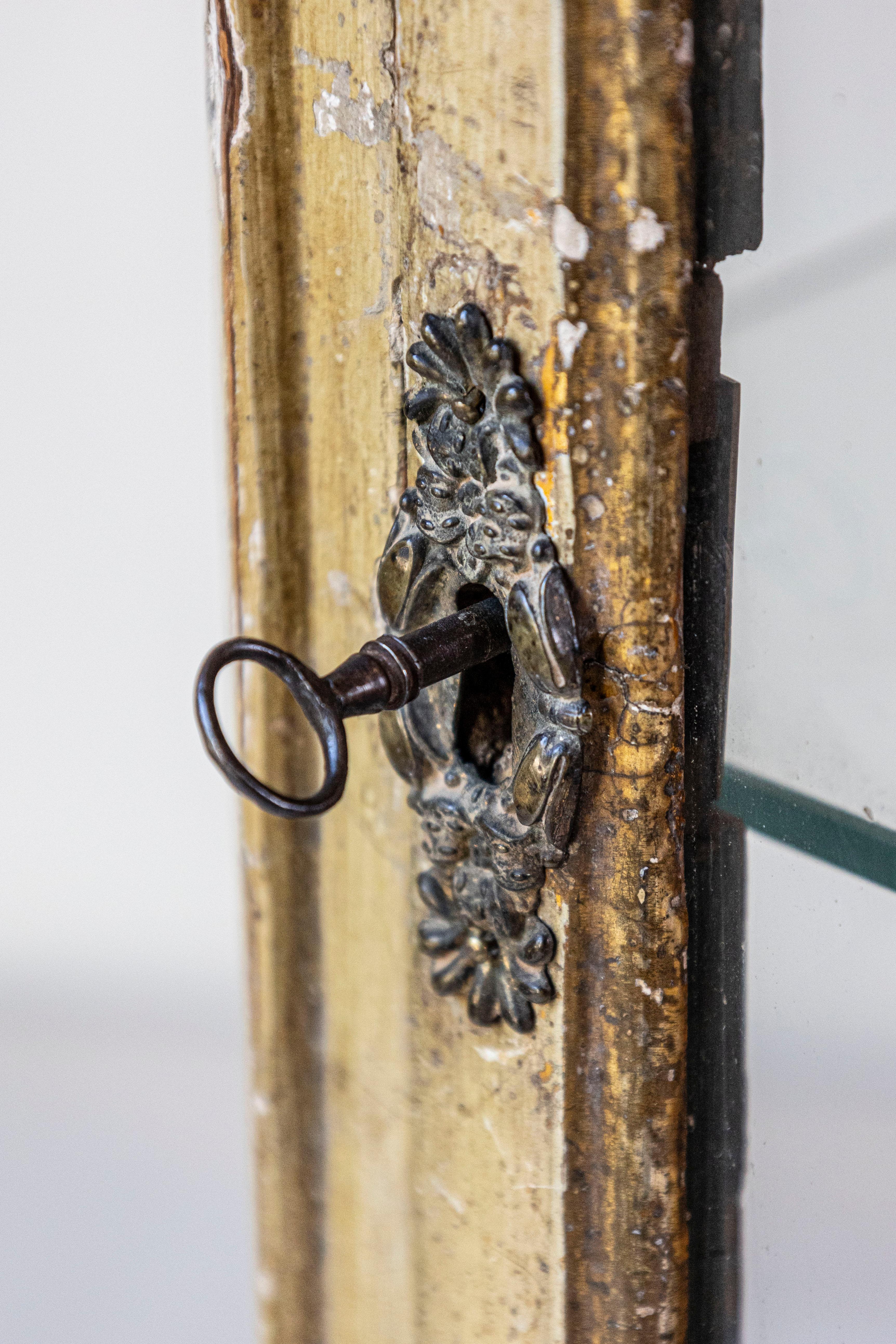 Petite Vitrine Rococò in legno dipinto veneziano del XVIII secolo con stemma intagliato in vendita 3