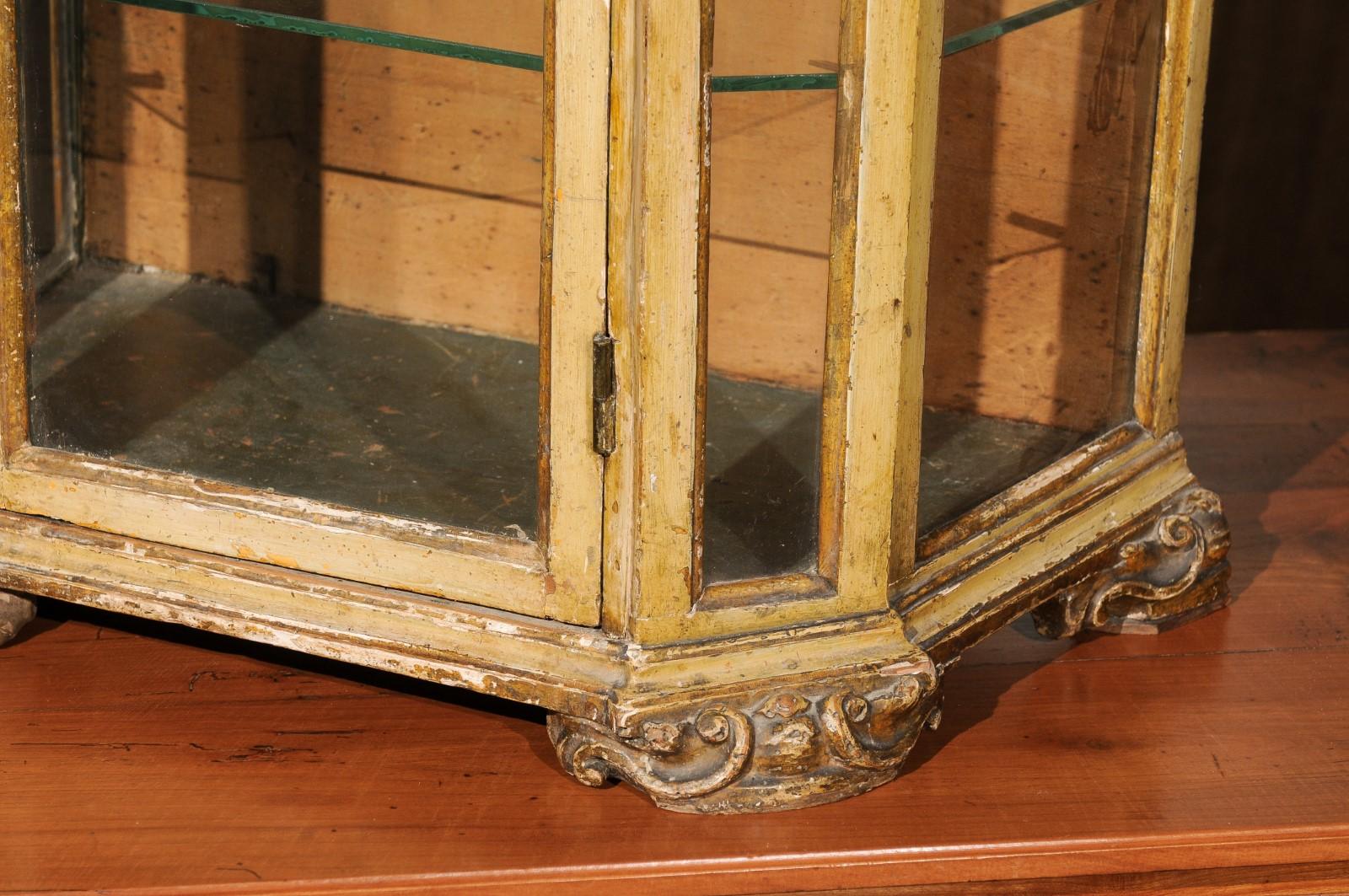 Petite 18th Century Venetian Painted Wood Rococo Vitrine with Carved Crest For Sale 6