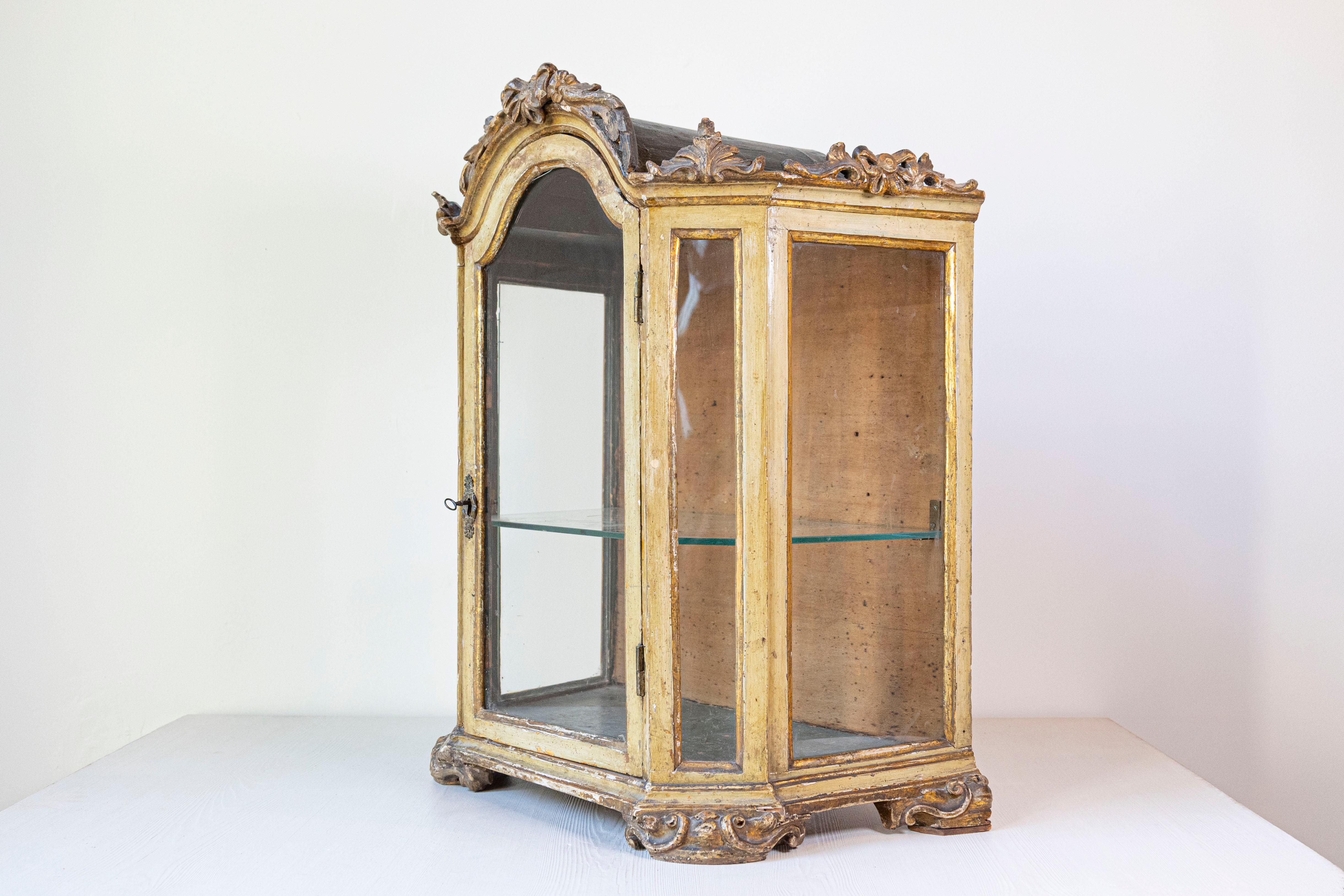 Italiano Petite Vitrine Rococò in legno dipinto veneziano del XVIII secolo con stemma intagliato in vendita