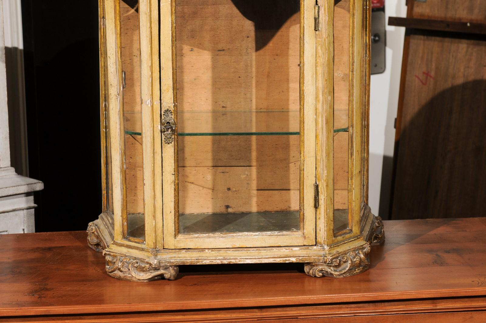 Italian Petite 18th Century Venetian Painted Wood Rococo Vitrine with Carved Crest For Sale
