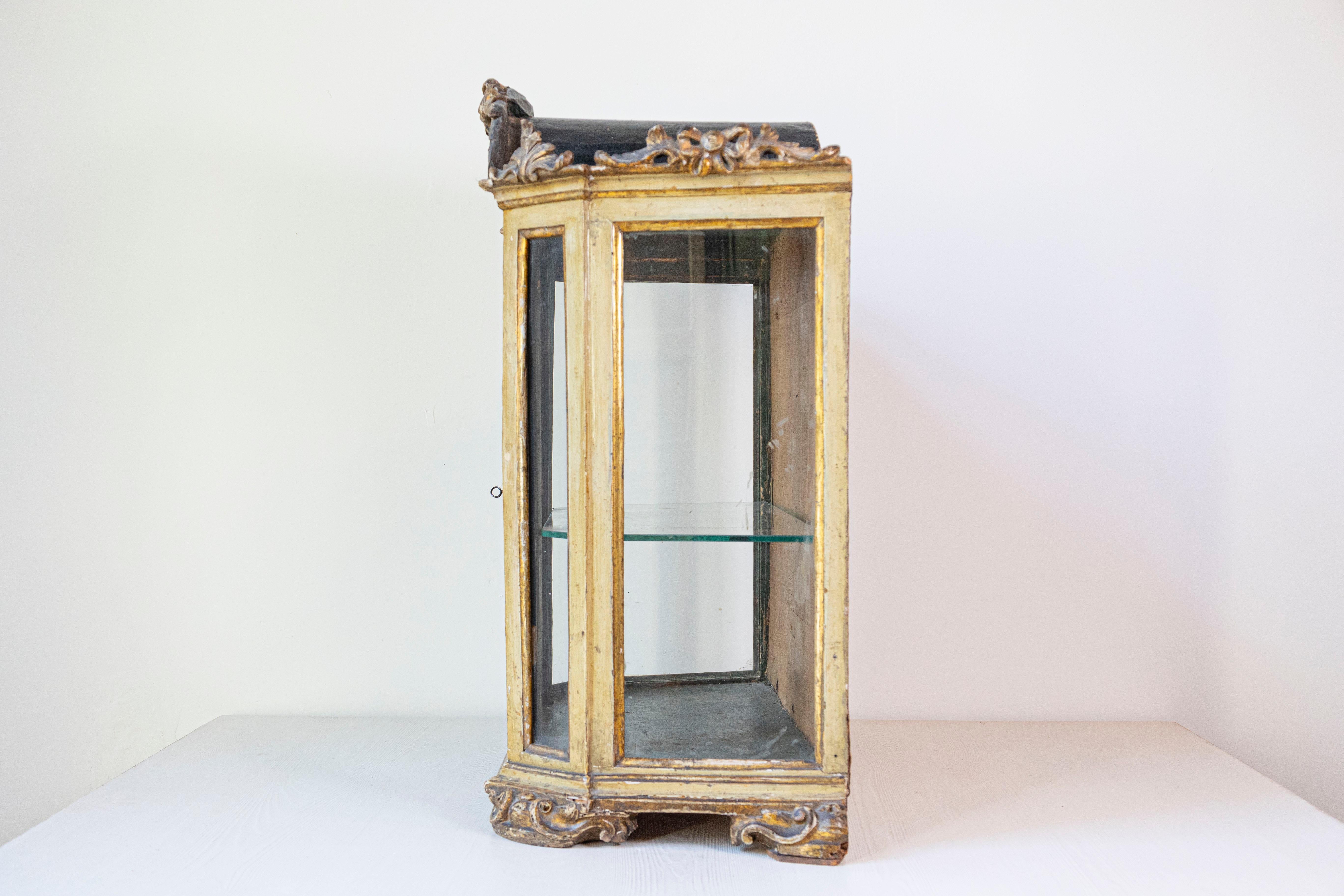 Intagliato Petite Vitrine Rococò in legno dipinto veneziano del XVIII secolo con stemma intagliato in vendita