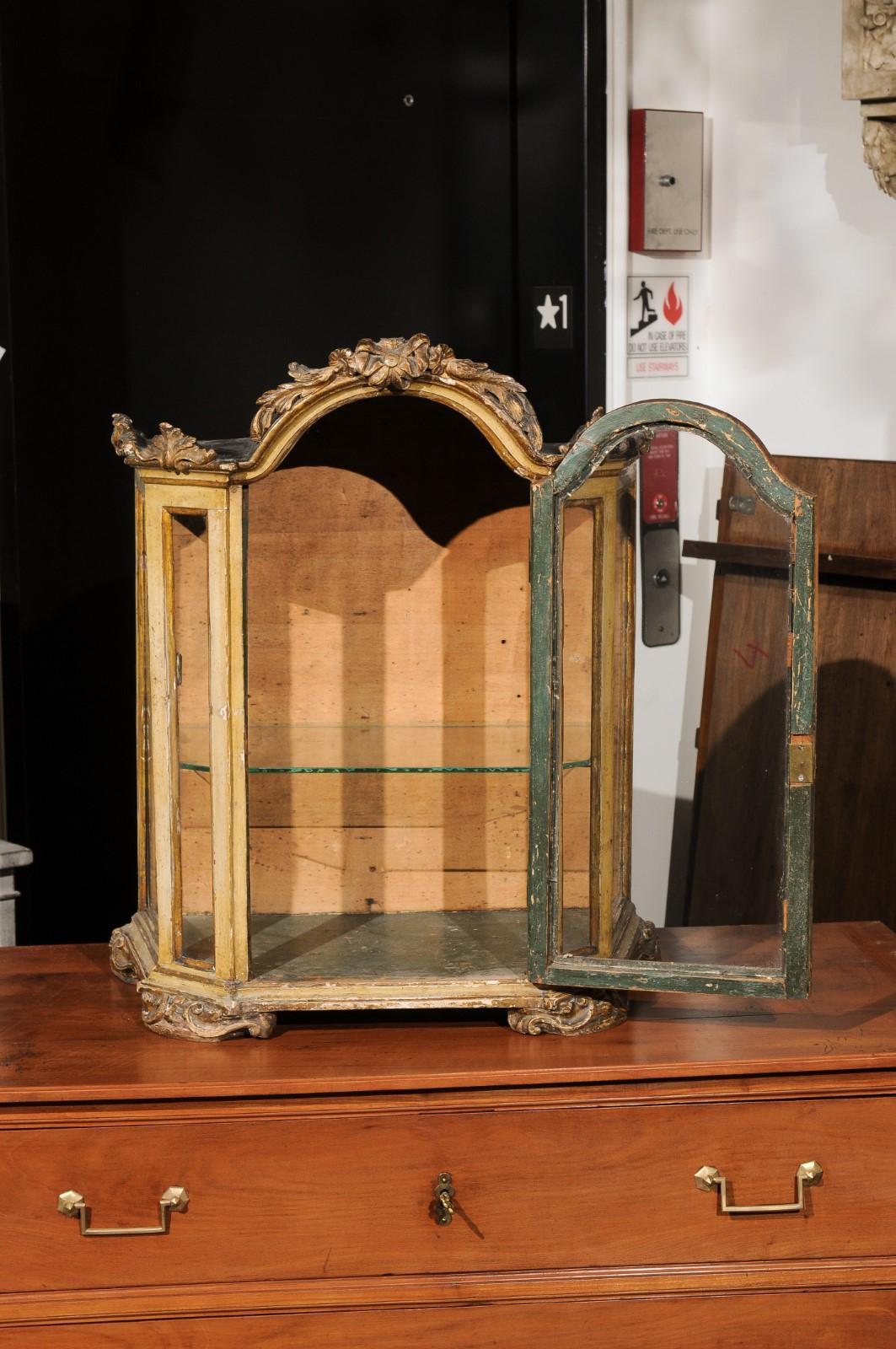 Petite 18th Century Venetian Painted Wood Rococo Vitrine with Carved Crest In Good Condition For Sale In Atlanta, GA