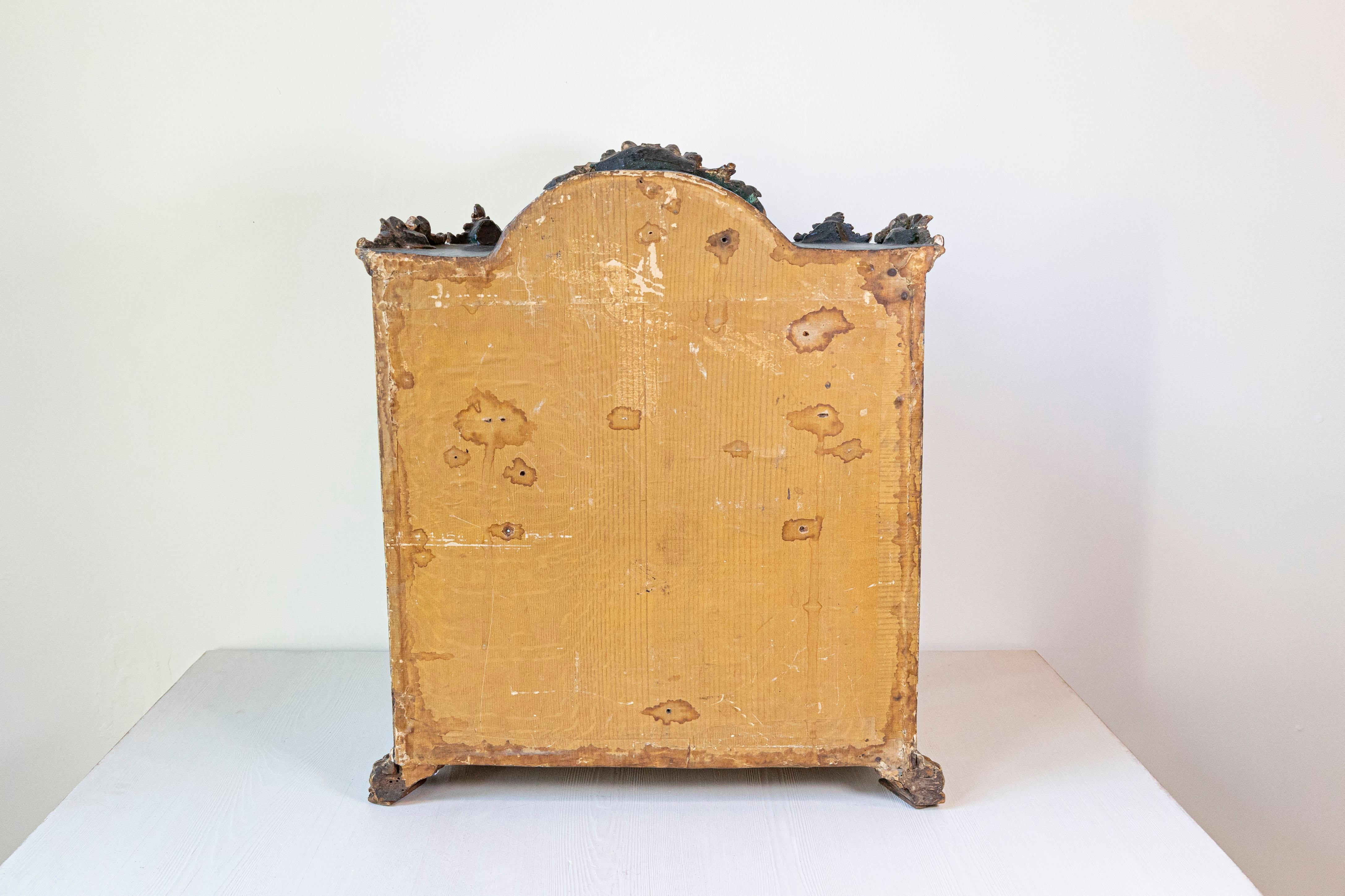 Petite Vitrine Rococò in legno dipinto veneziano del XVIII secolo con stemma intagliato In condizioni buone in vendita a Atlanta, GA