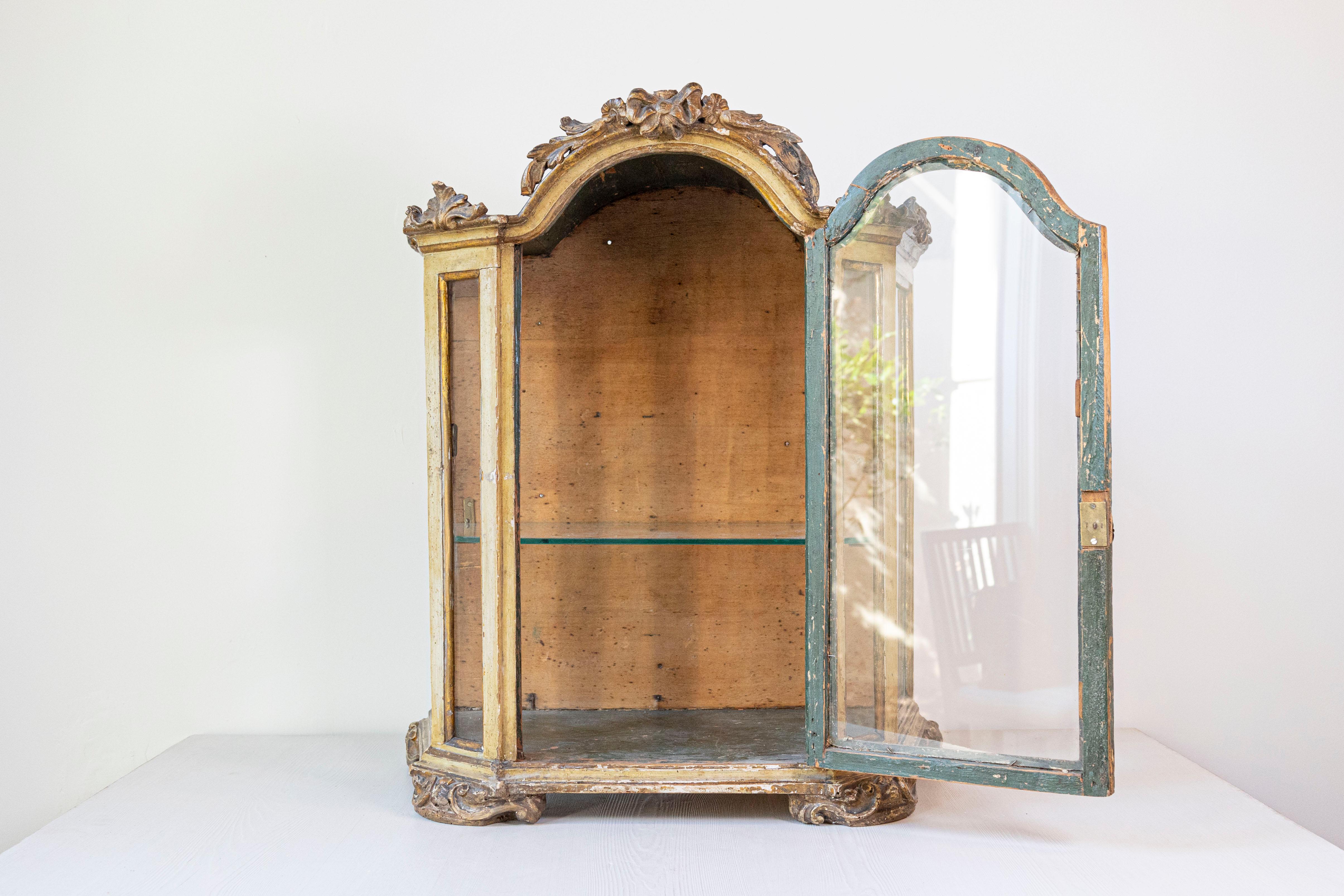 Fino al XVIII secolo Petite Vitrine Rococò in legno dipinto veneziano del XVIII secolo con stemma intagliato in vendita