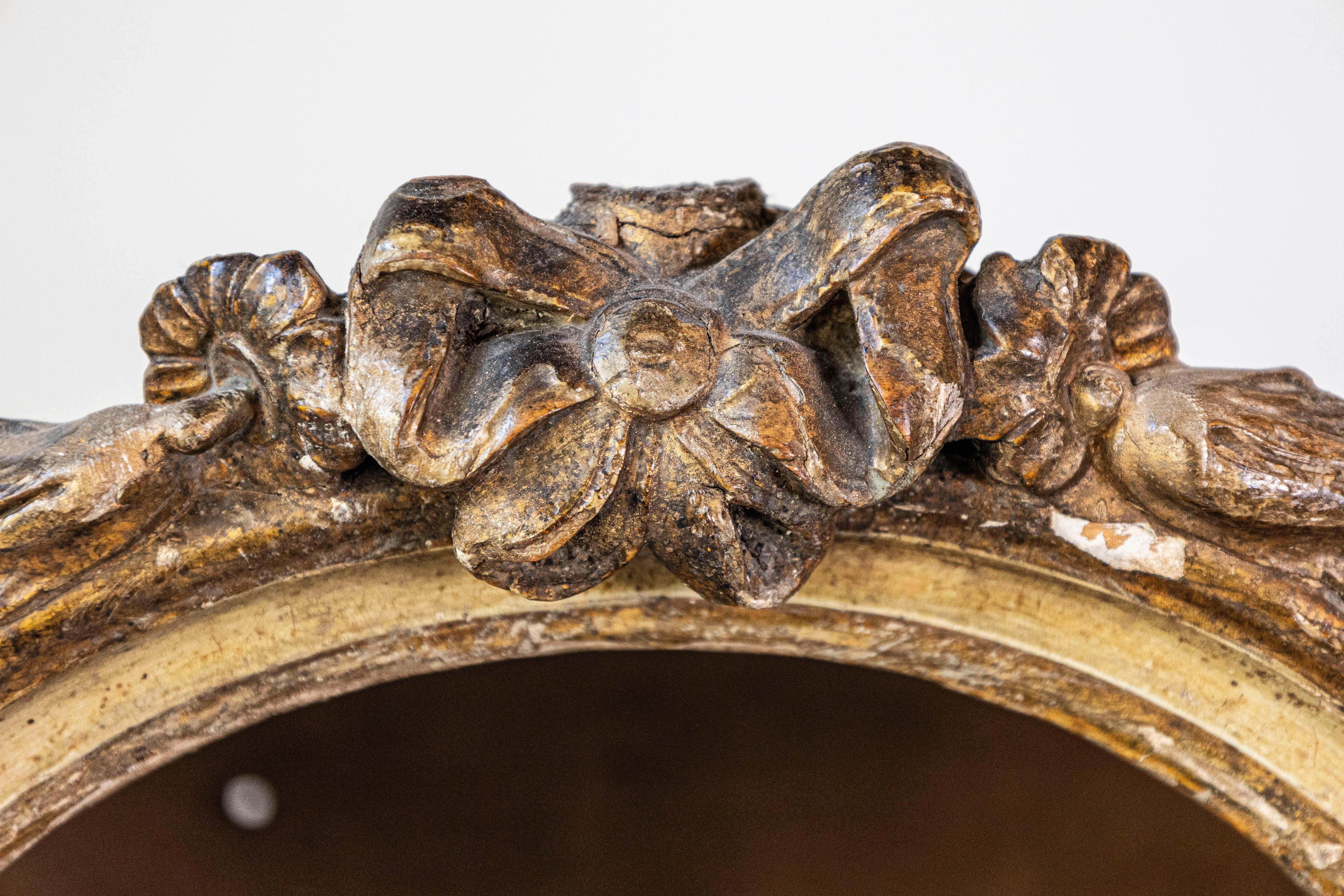 Vetro Petite Vitrine Rococò in legno dipinto veneziano del XVIII secolo con stemma intagliato in vendita