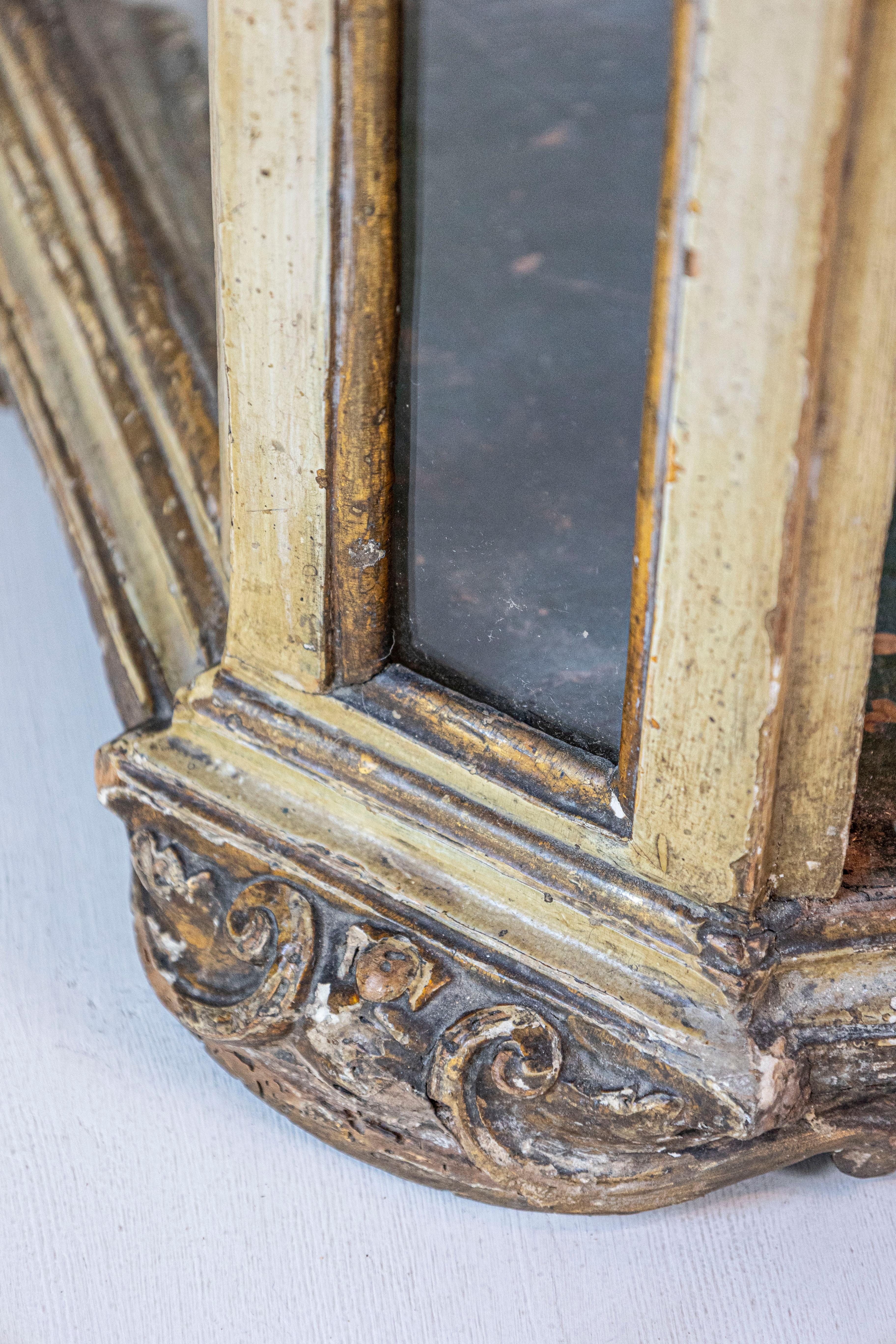 Petite Vitrine Rococò in legno dipinto veneziano del XVIII secolo con stemma intagliato in vendita 1