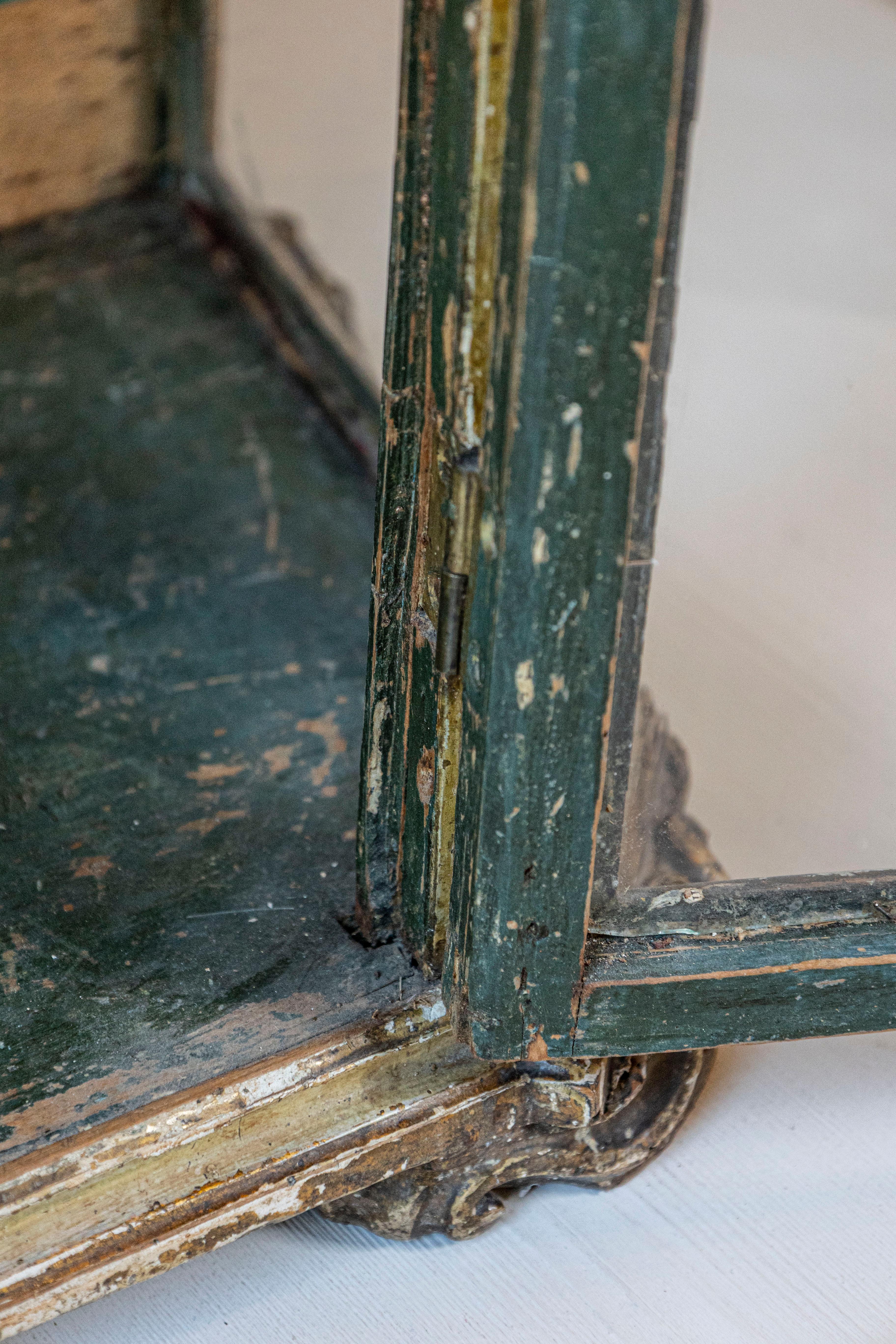 Petite Vitrine Rococò in legno dipinto veneziano del XVIII secolo con stemma intagliato in vendita 2