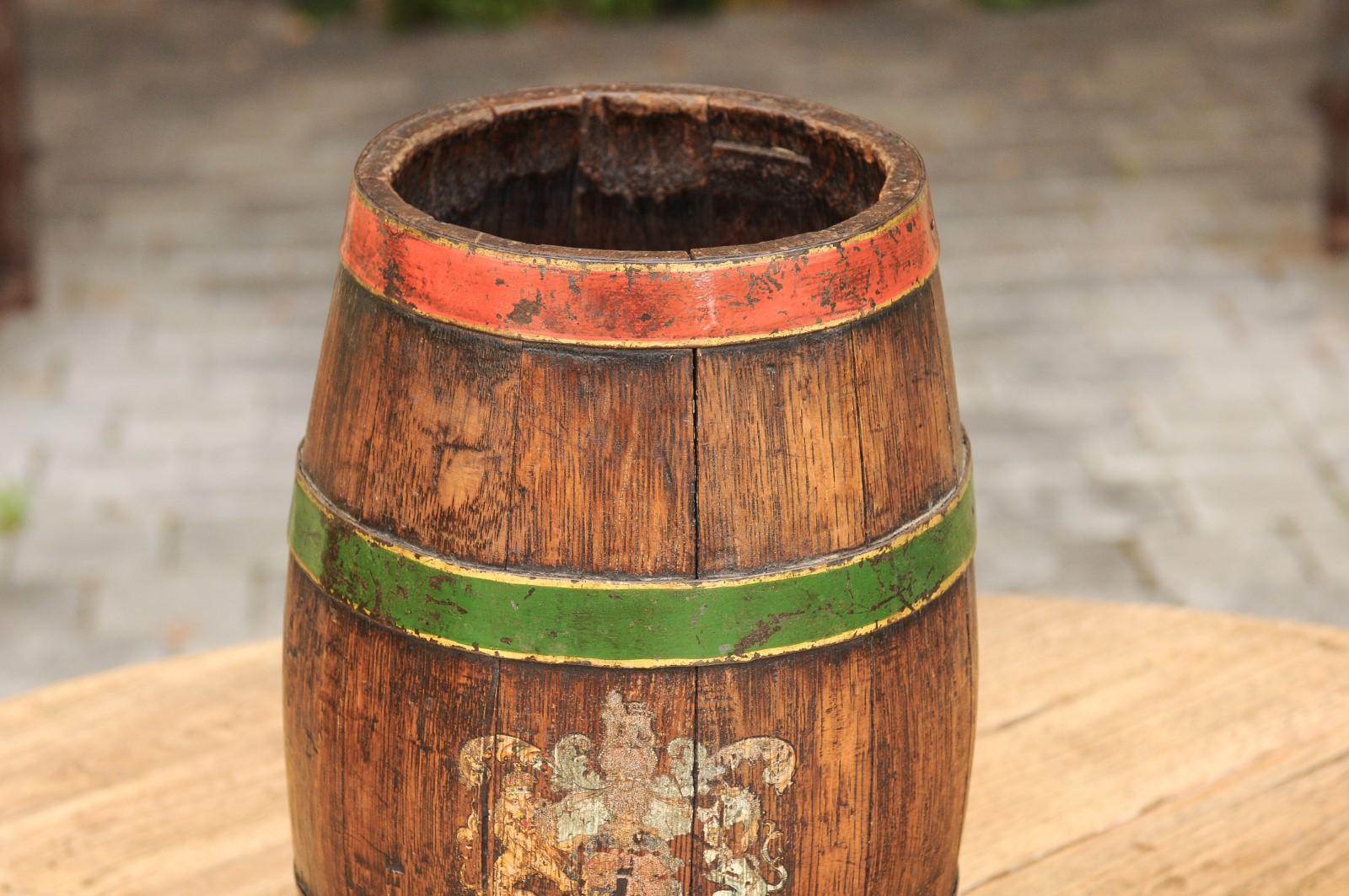 Rustikaler englischer edwardianischer Holzfass aus den 1900er Jahren mit grünen und roten Akzenten (Englisch)