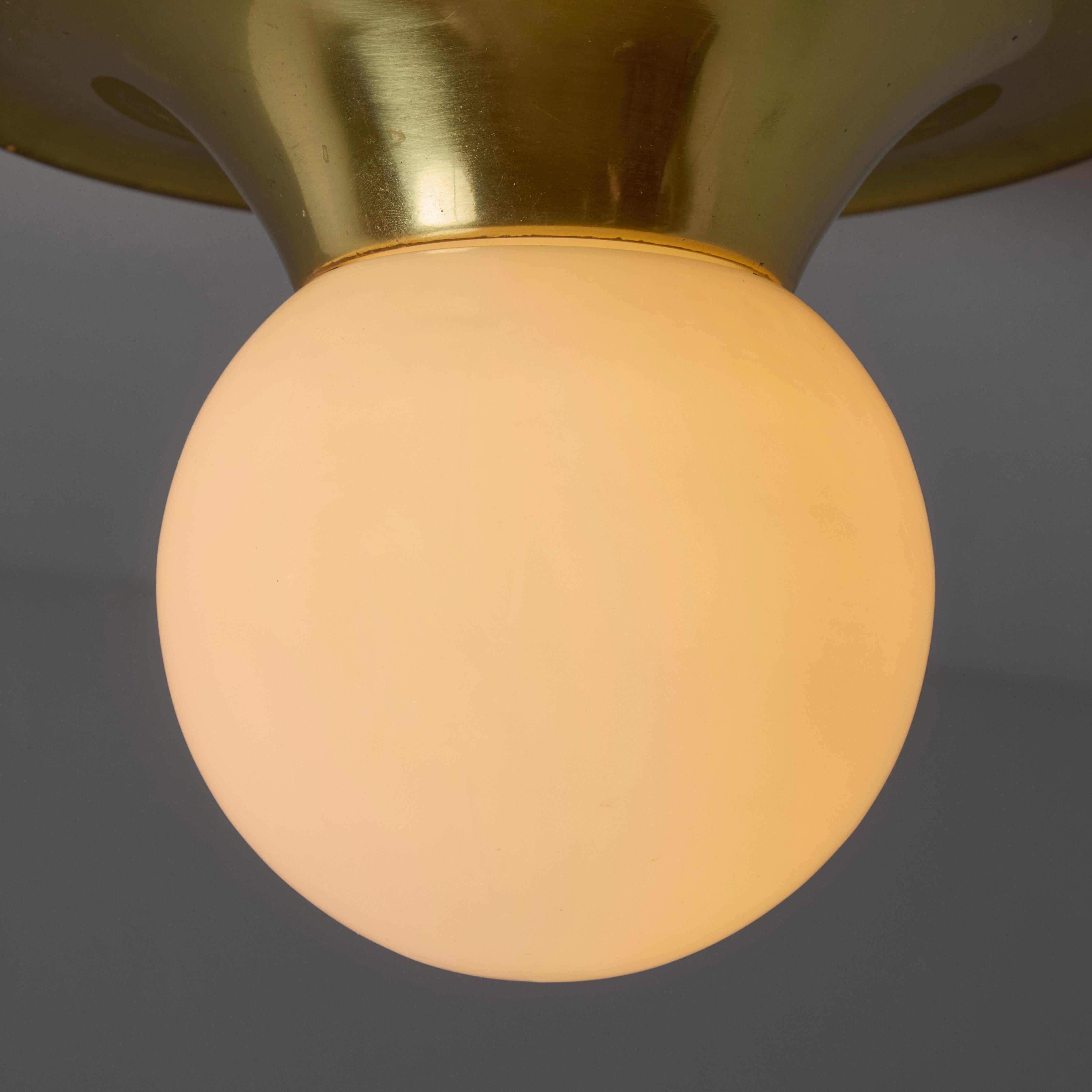Petite applique / plafonnier « Light Ball » Achille Castiglioni & Pier Giacomo des années 1960 Bon état à Glendale, CA