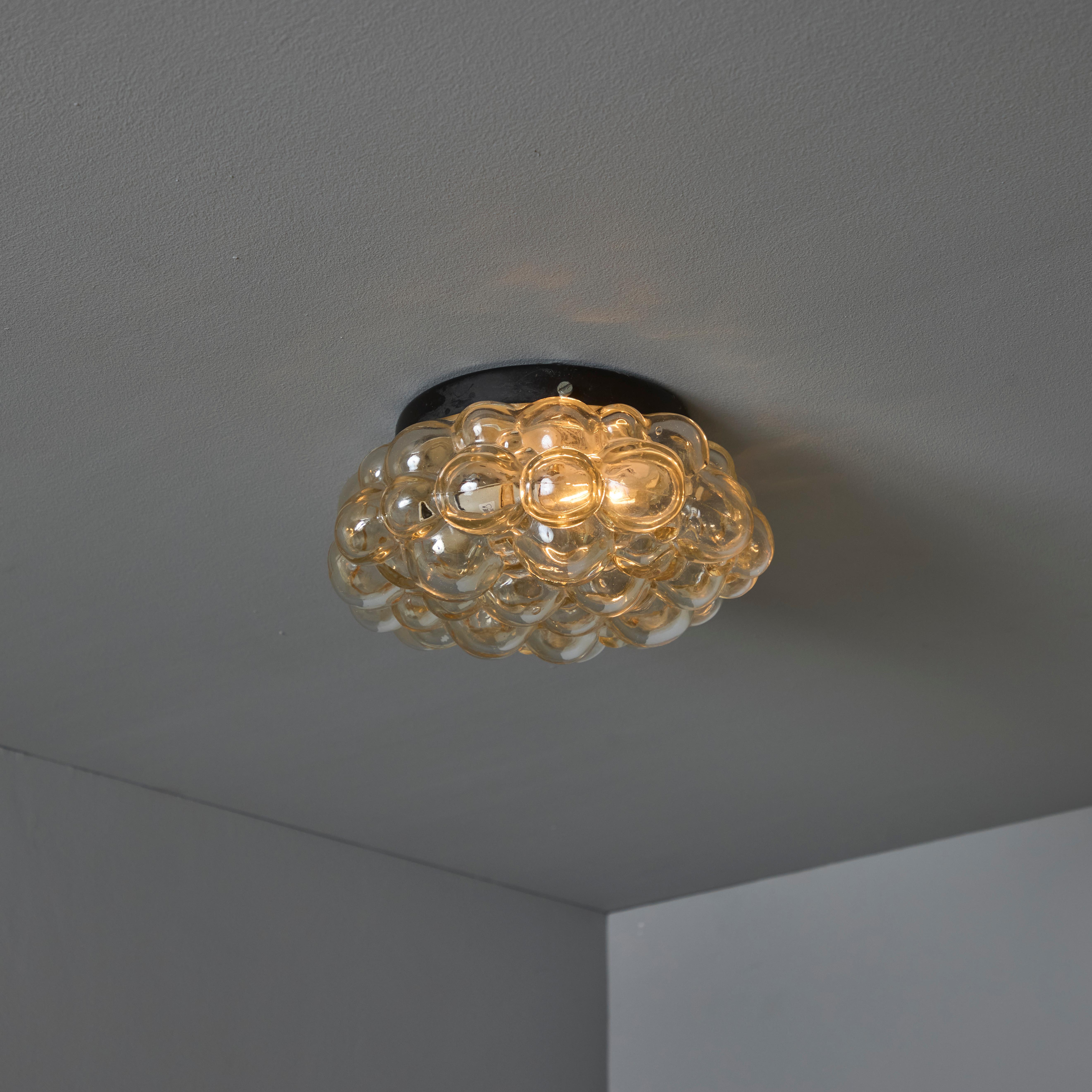 Petite 1960 Helena Tynell Amber Bubble Glass Flush Mount per Limburg.

Realizzato in vetro ambrato a bolle, spesso e pesante, e montatura in metallo verniciato nero. Può essere montata sul soffitto o utilizzata come lampada da parete. Fabbricato a