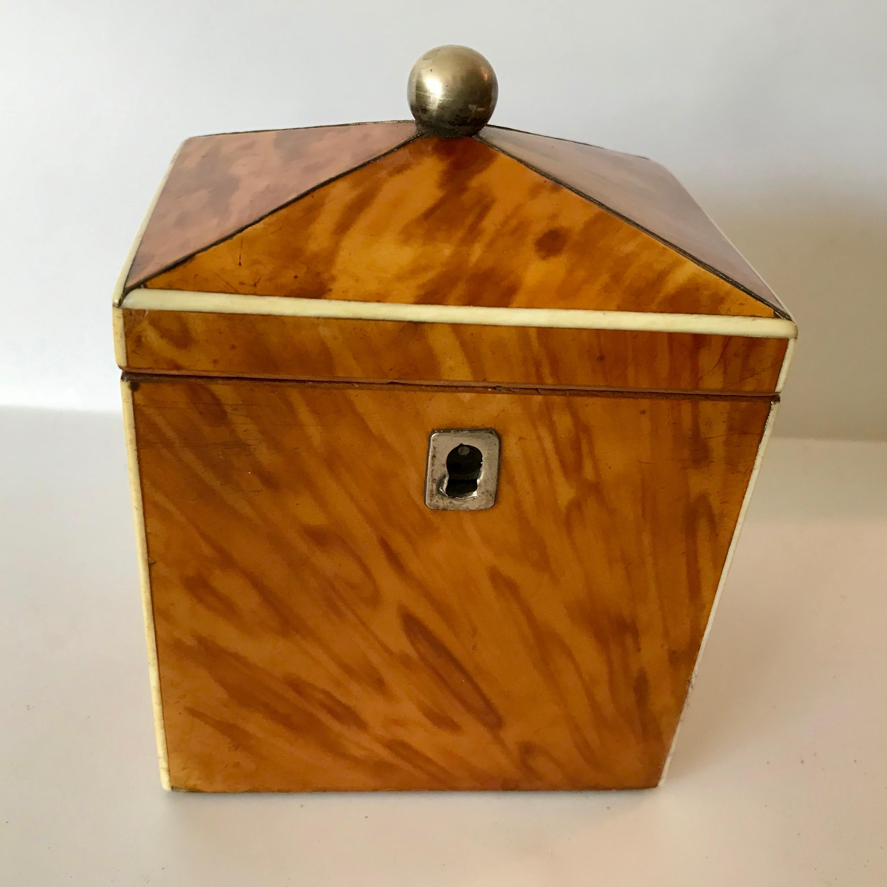 Square form with interior wood lid. A fine Georgian caddy.
A superbly rare size.