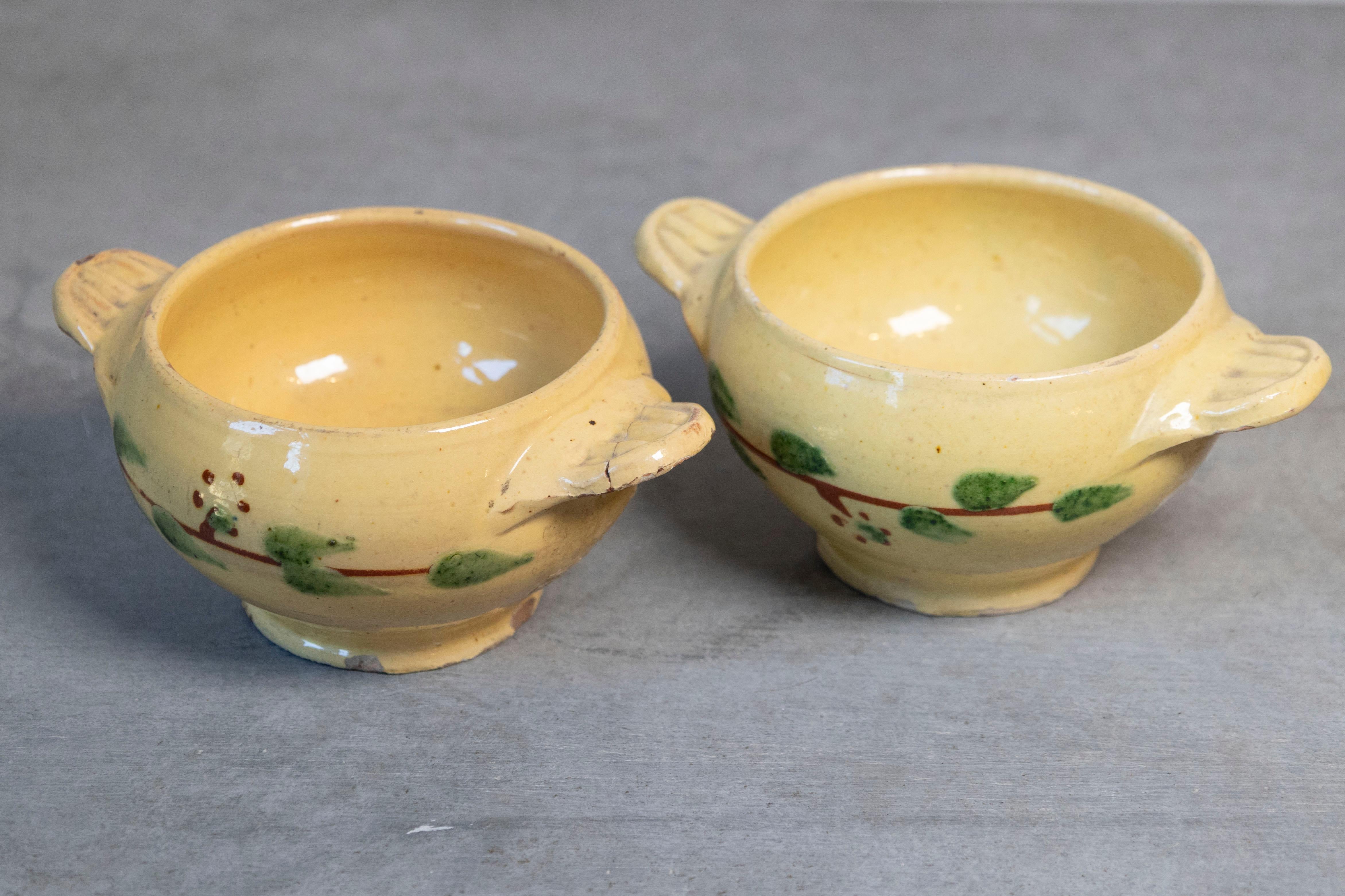 Dos pequeños cuencos para beber de cerámica vidriada amarilla francesa del siglo XIX, procedentes de la ciudad de Innimont, con motivos de follaje estilizado, precio y venta por separado 295 $ cada uno. Creados en el este de Francia durante el siglo