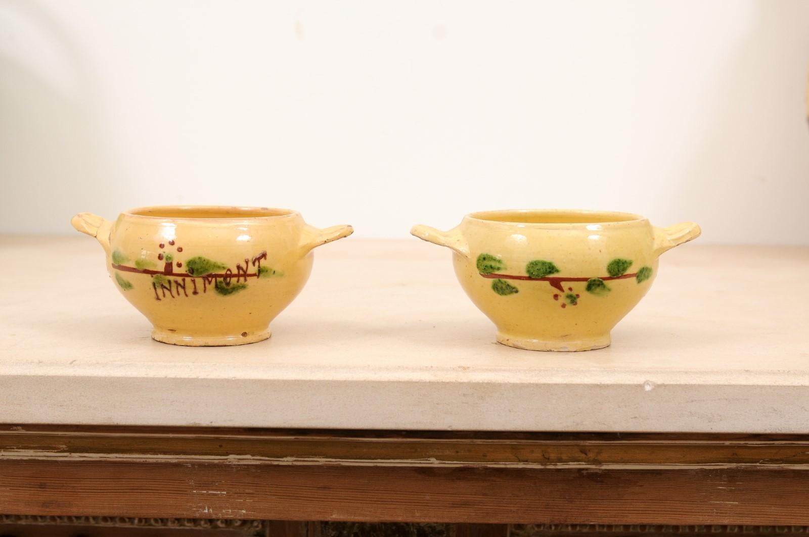 Vernissé Petits bols en poterie émaillée jaune d'Innimont du 19ème siècle, France de l'Est en vente