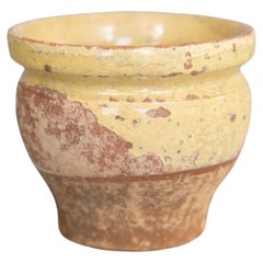 Pequeña olla confitada francesa esmaltada en amarillo del siglo XIX