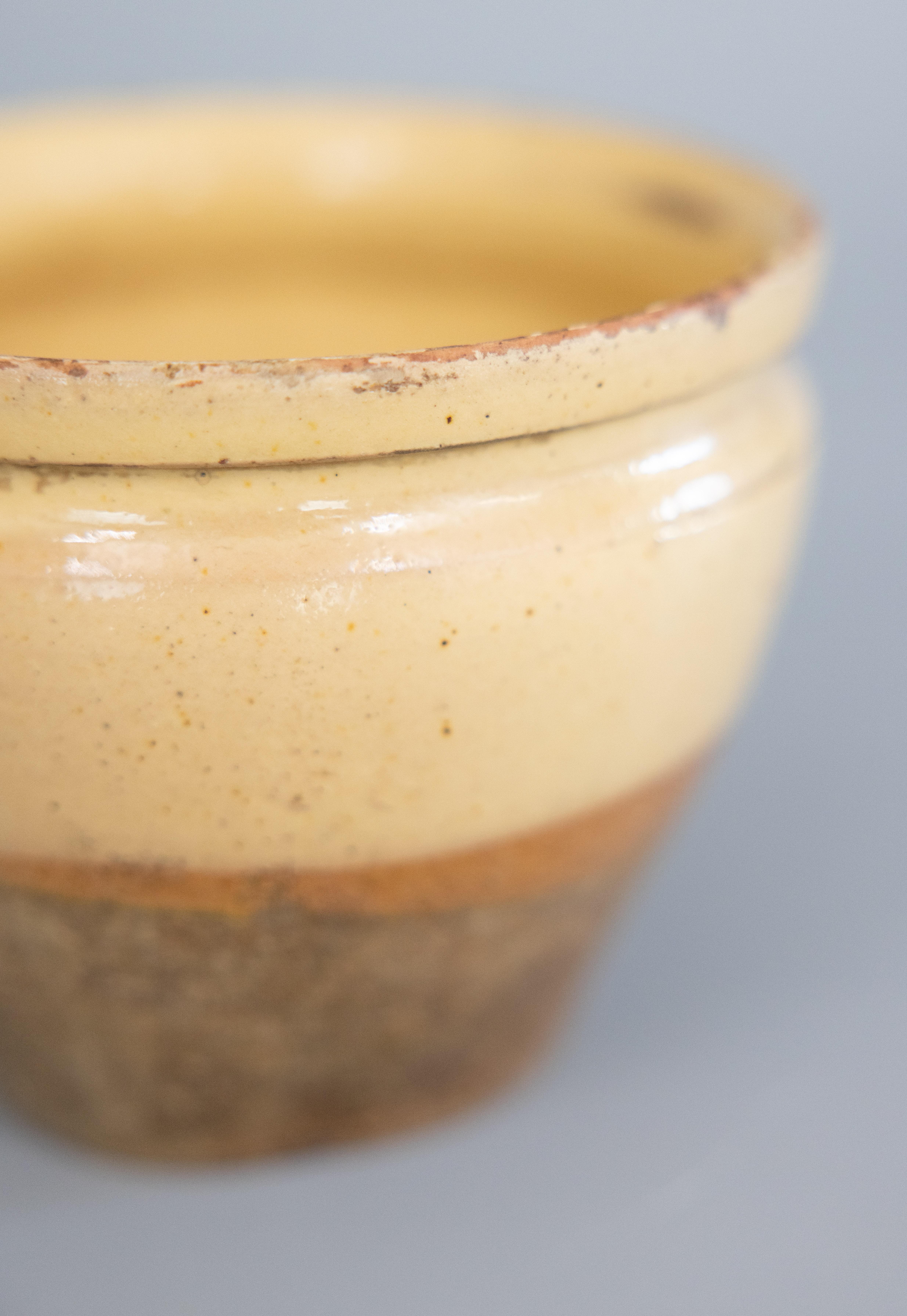 Petit pot à confit émaillé jaune du 19ème siècle Bon état - En vente à Pearland, TX