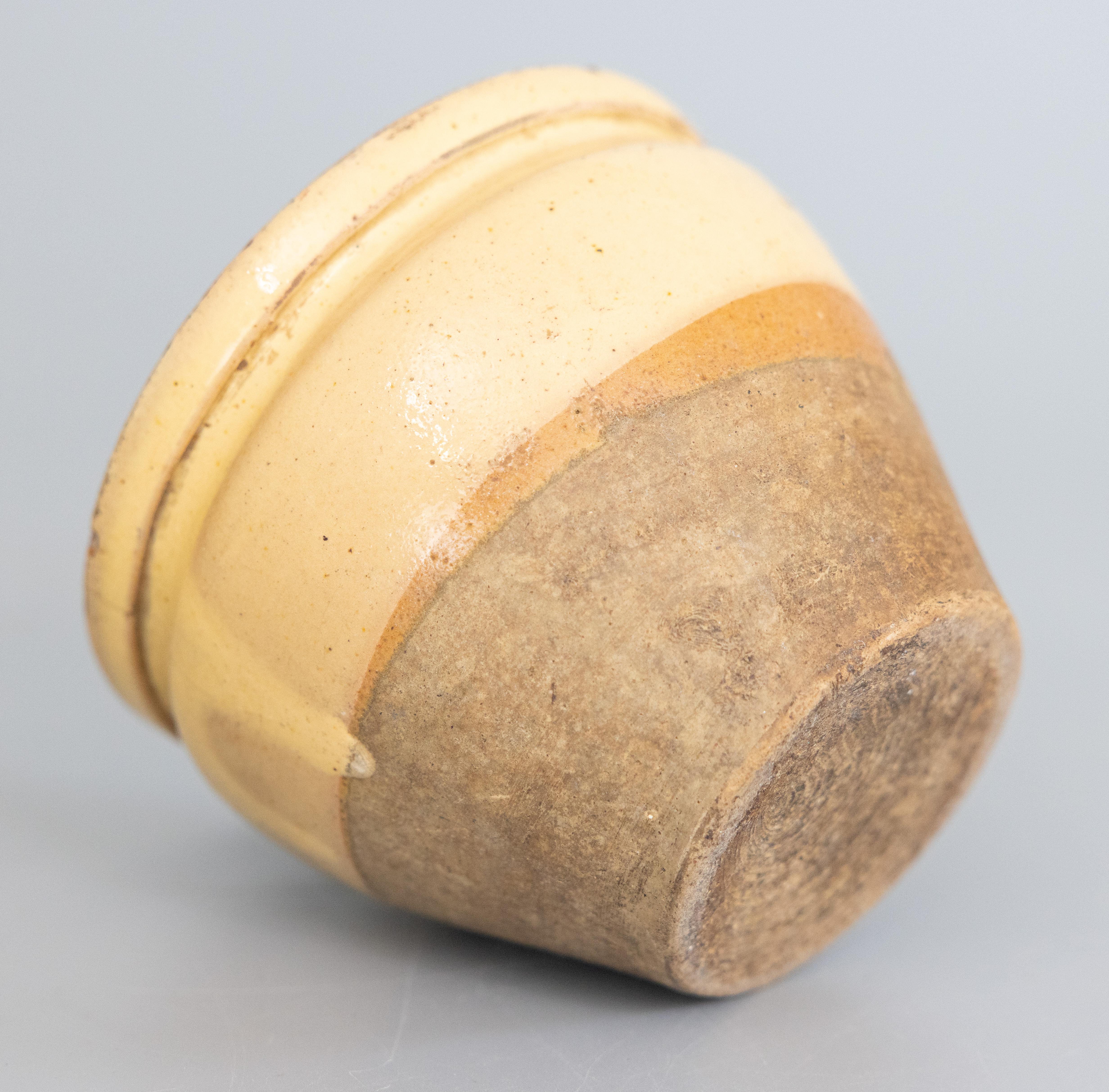 Terre cuite Petit pot à confit émaillé jaune du 19ème siècle en vente