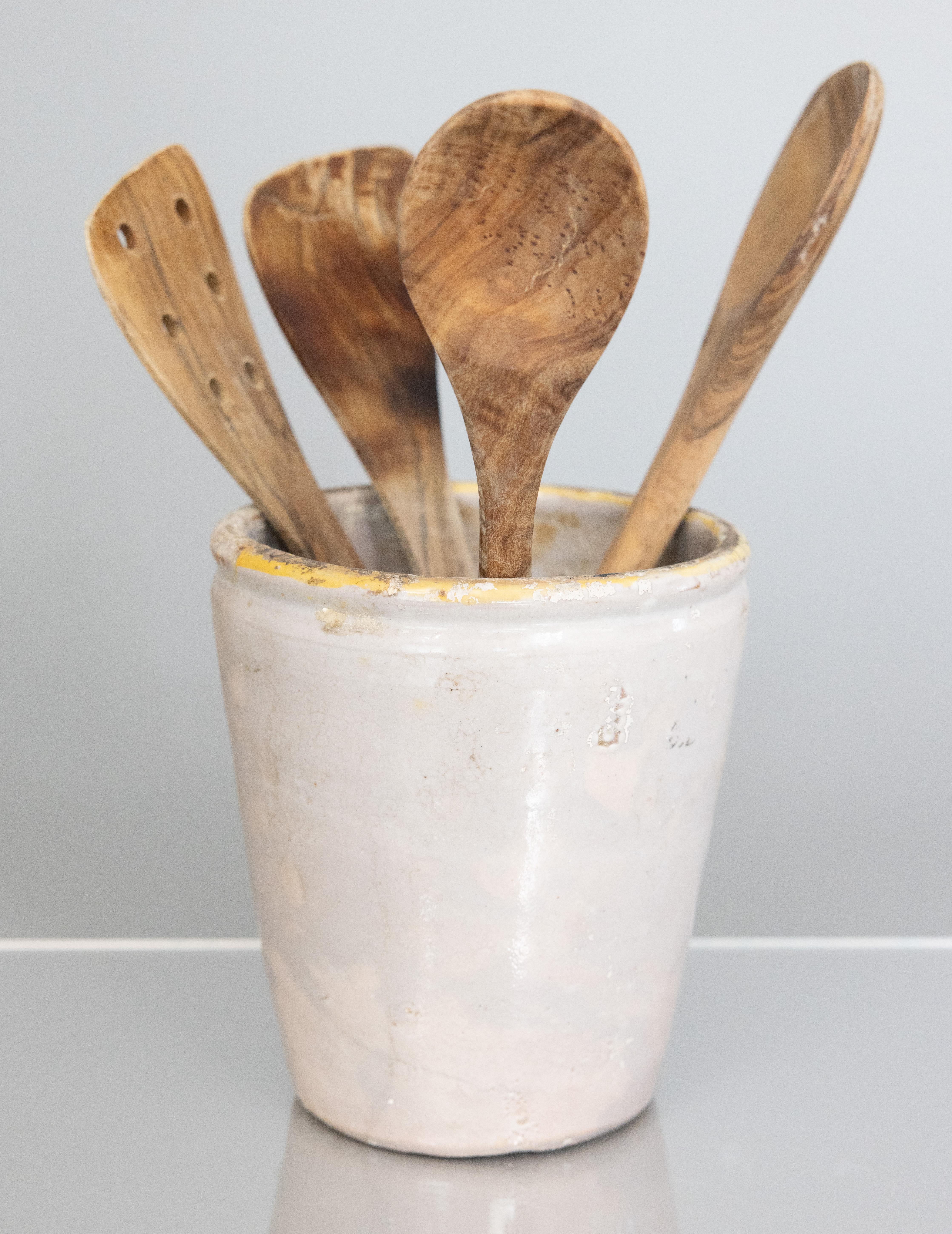 Un antico vaso da conserva in ceramica di Napoli, proveniente dall'Italia, che originariamente veniva utilizzato per conservare alimenti come frutta e Oliver. La superficie è molto spessa, ritoccata a mano e rifinita con un morbido strato di smalto