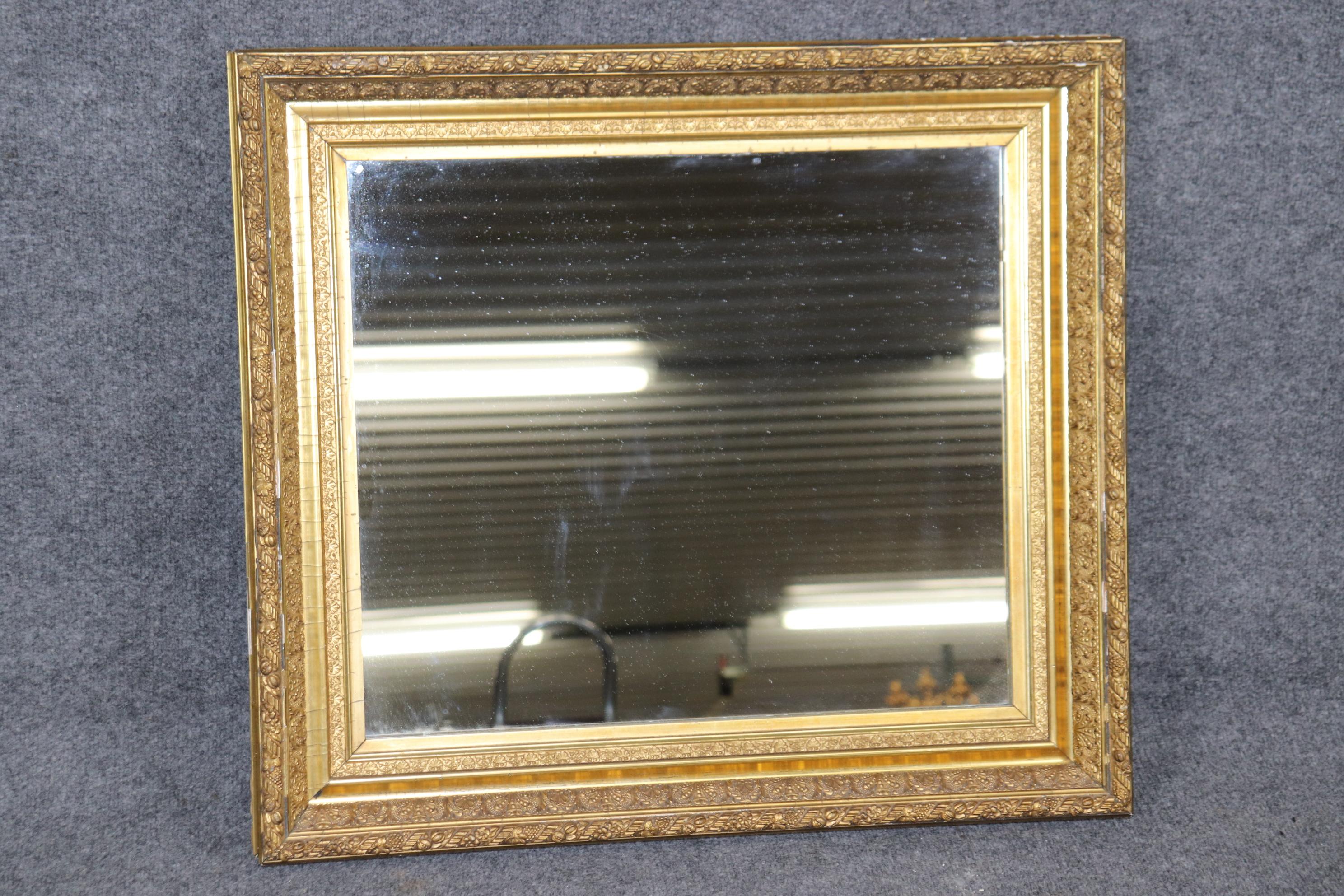 Dimensions - H : 25 1/2 in W : 28 3/4 in D : 2 3/4 in 

Ce miroir en bois sculpté et gesso doré de style victorien est vraiment phénoménal ! Si l'on examine les photos fournies, on peut voir l'attention portée aux détails dans le cadre sculpté et