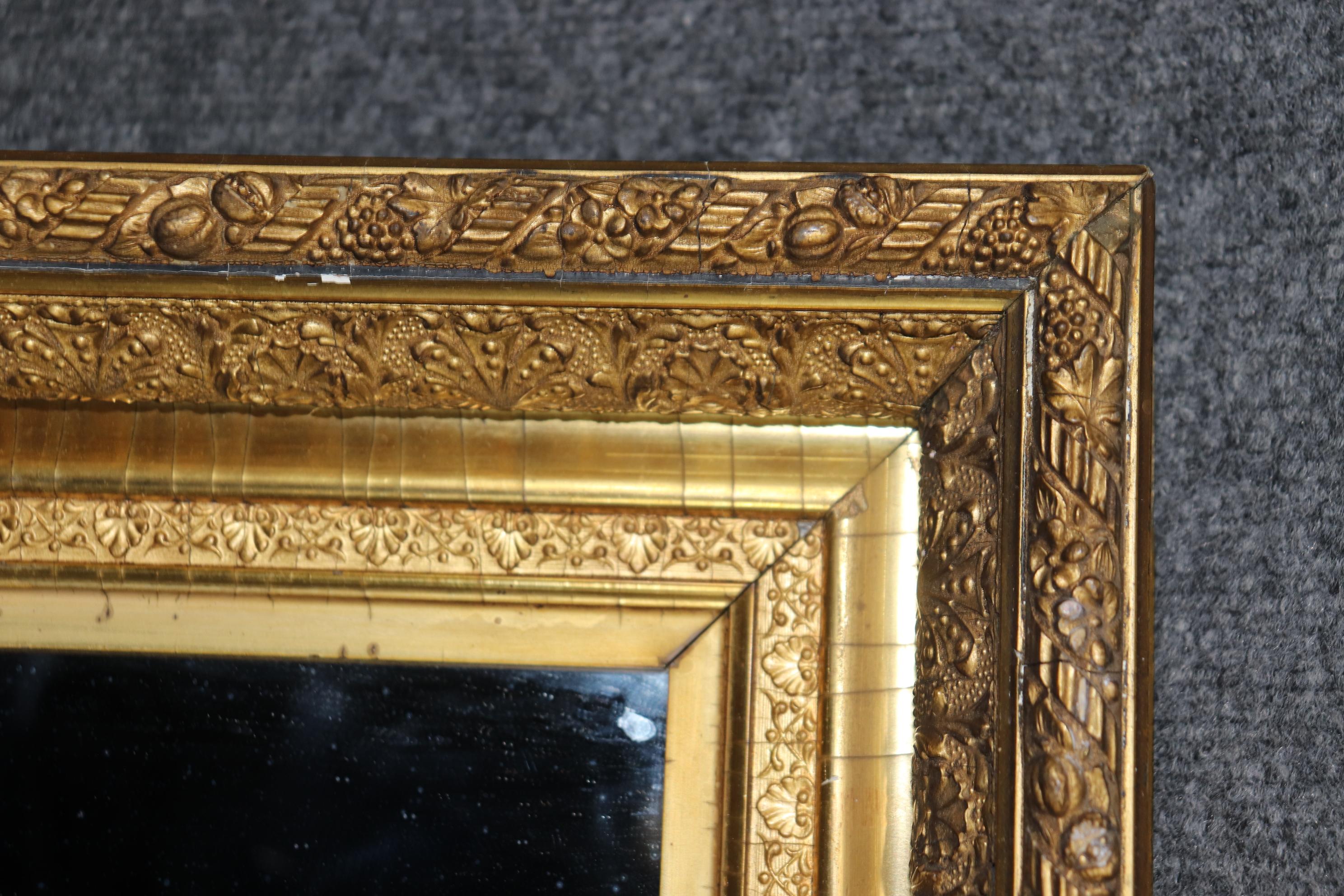 Français Petit miroir suspendu de style victorien du 19e siècle, sculpté et doré en vente