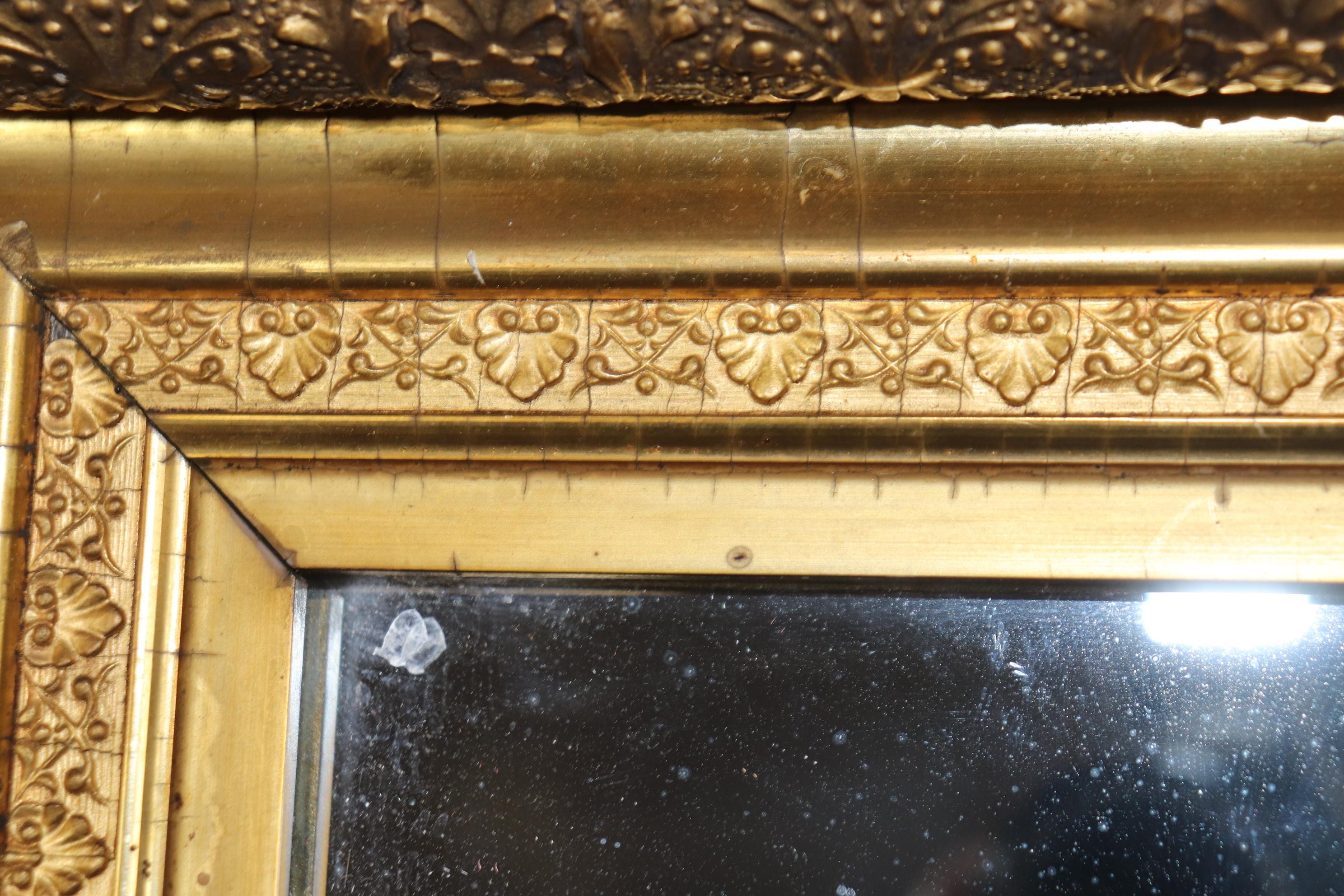Petit miroir suspendu de style victorien du 19e siècle, sculpté et doré Bon état - En vente à Swedesboro, NJ