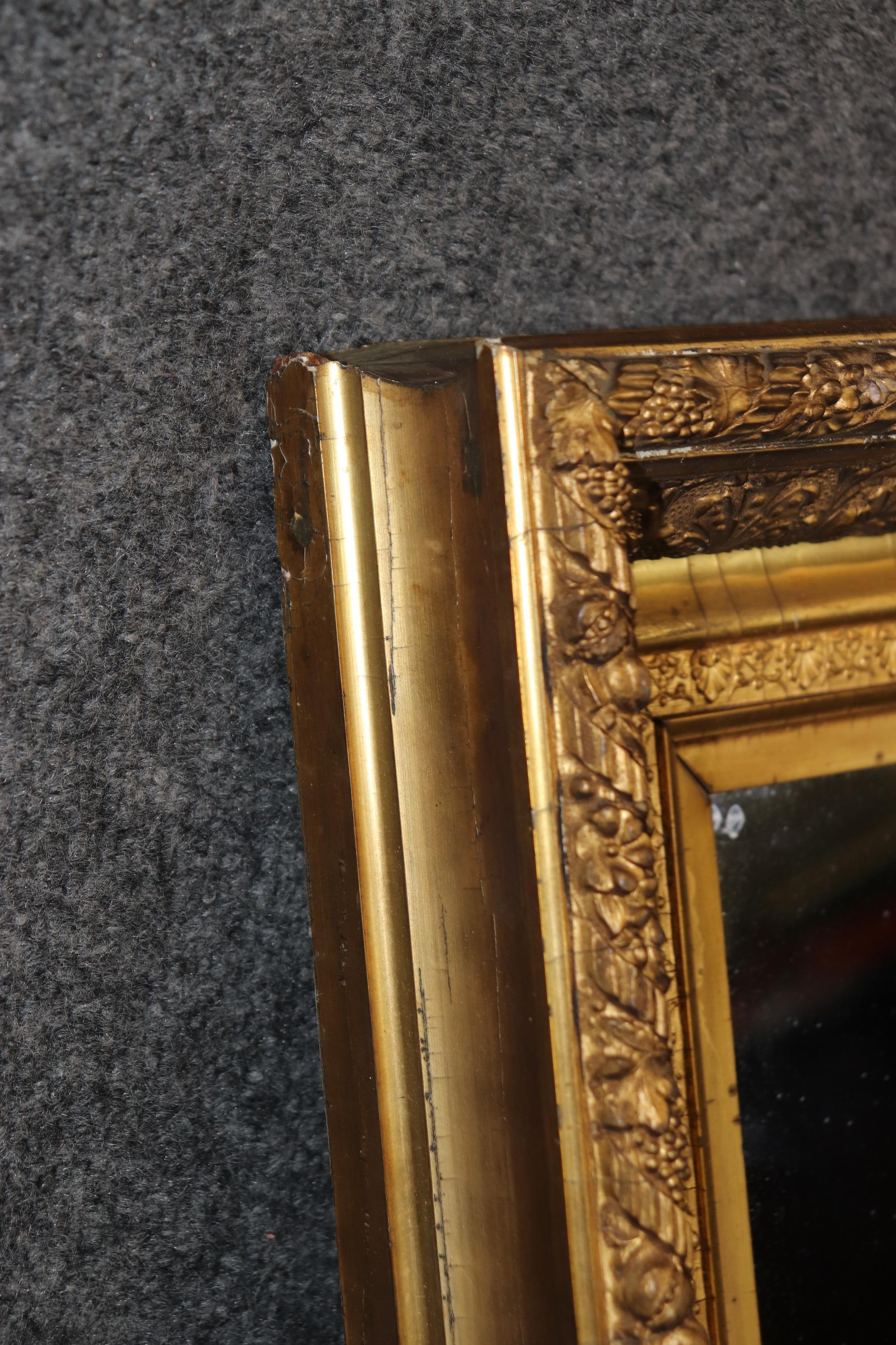 XIXe siècle Petit miroir suspendu de style victorien du 19e siècle, sculpté et doré en vente