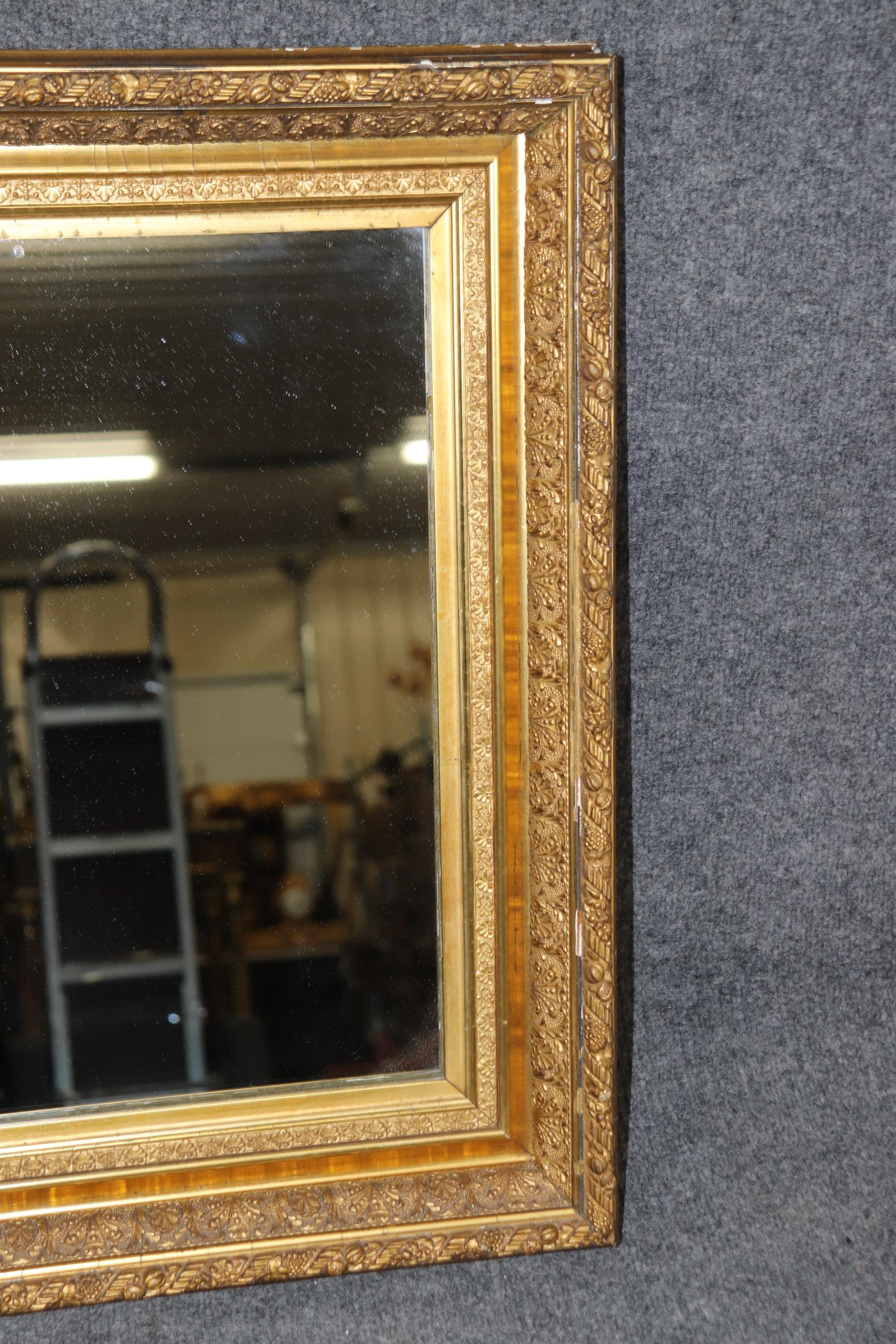 Petit miroir suspendu de style victorien du 19e siècle, sculpté et doré en vente 1